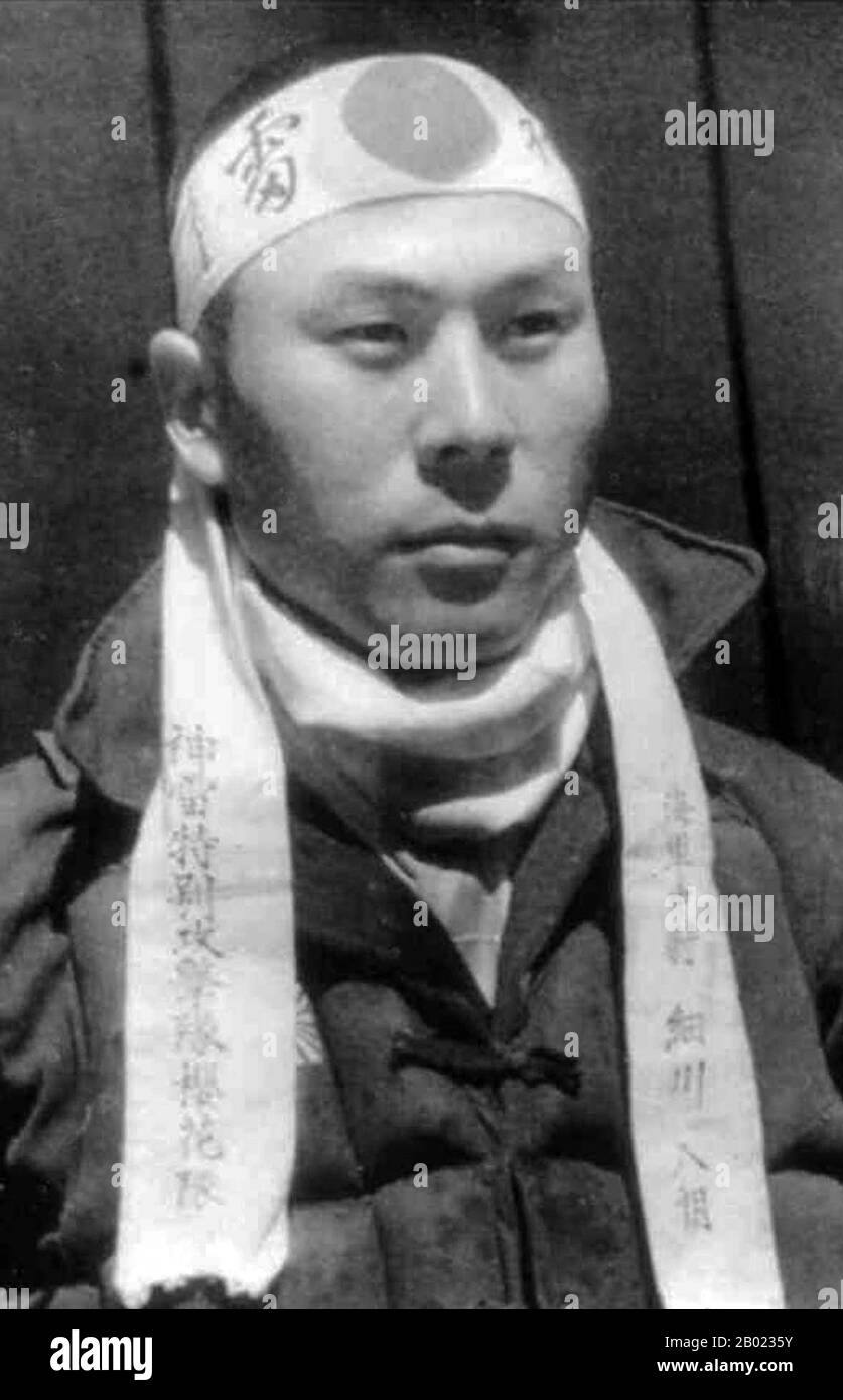 Japan: Kamikaze-Pilot Hosokawa Hachiro bereitet sich auf seine Selbstmordmission vor, um 1944. Kamikaze („göttlicher Wind“) waren Selbstmordanschläge von Militärfliegern des Kaiserreichs Japan gegen alliierte Marineschiffe in der letzten Phase des Pazifikfeldzugs des Zweiten Weltkriegs, die dazu bestimmt waren, so viele Kriegsschiffe wie möglich zu zerstören. Kamikaze-Piloten versuchten, ihre Flugzeuge in Flugzeugen mit Sprengstoff, Bomben, Torpedos und vollen Treibstofftanks auf feindliche Schiffe zu stürzen. Die normalen Funktionen des Flugzeugs (Torpedos oder Bomben zu liefern oder andere Flugzeuge abzuschießen) wurden außer Kraft gesetzt. Stockfoto