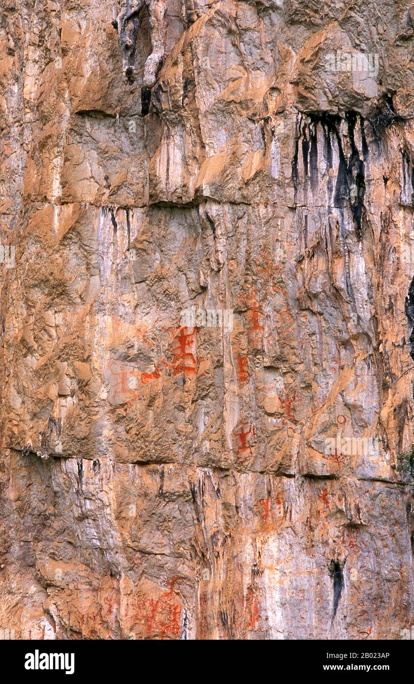 Die Huashan Cliff Paintings befinden sich entlang des Zuo-Flusses in der Provinz Guangxi und werden etwa 2000 Jahre alt. Insgesamt gibt es 60 Gemälde mit insgesamt 1.770 menschlichen Figuren. Die Gemälde wurden von den Menschen in Luoyue, Vorfahren der örtlichen Zhuang-Minderheit, ausgeführt. Der Fluss Zuojiang oder Zuo (Chinesisch: 左江; Pinyin: ZuǒJiāng; wörtlich "Linker Fluss") ist ein Fluss in der Provinz Guangxi im Süden Chinas. Er fließt in das Südchinesische Meer. Stockfoto