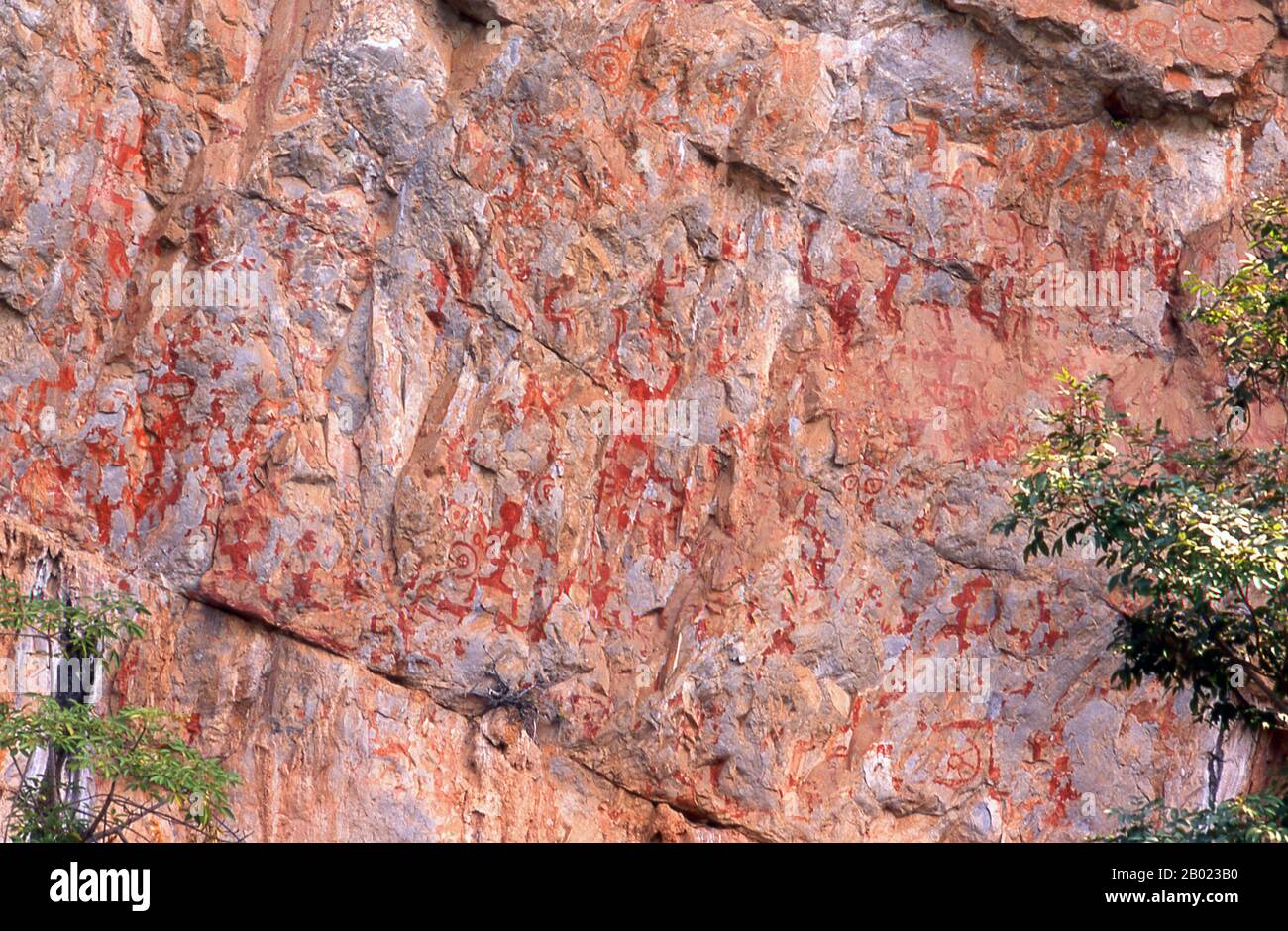 Die Huashan Cliff Paintings befinden sich entlang des Zuo-Flusses in der Provinz Guangxi und werden etwa 2000 Jahre alt. Insgesamt gibt es 60 Gemälde mit insgesamt 1.770 menschlichen Figuren. Die Gemälde wurden von den Menschen in Luoyue, Vorfahren der örtlichen Zhuang-Minderheit, ausgeführt. Der Fluss Zuojiang oder Zuo (Chinesisch: 左江; Pinyin: ZuǒJiāng; wörtlich "Linker Fluss") ist ein Fluss in der Provinz Guangxi im Süden Chinas. Er fließt in das Südchinesische Meer. Stockfoto