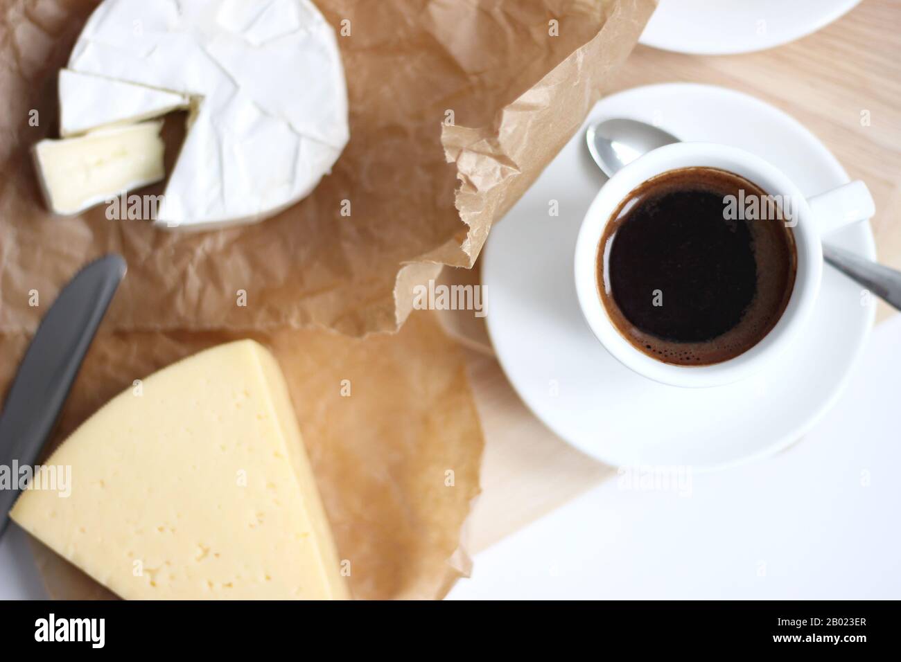 Französischer Käse. Köstliche französische Käsesorten mit einer Tasse Frischen schwarzen Kaffees. Styling von Lebensmitteln. Stockfoto