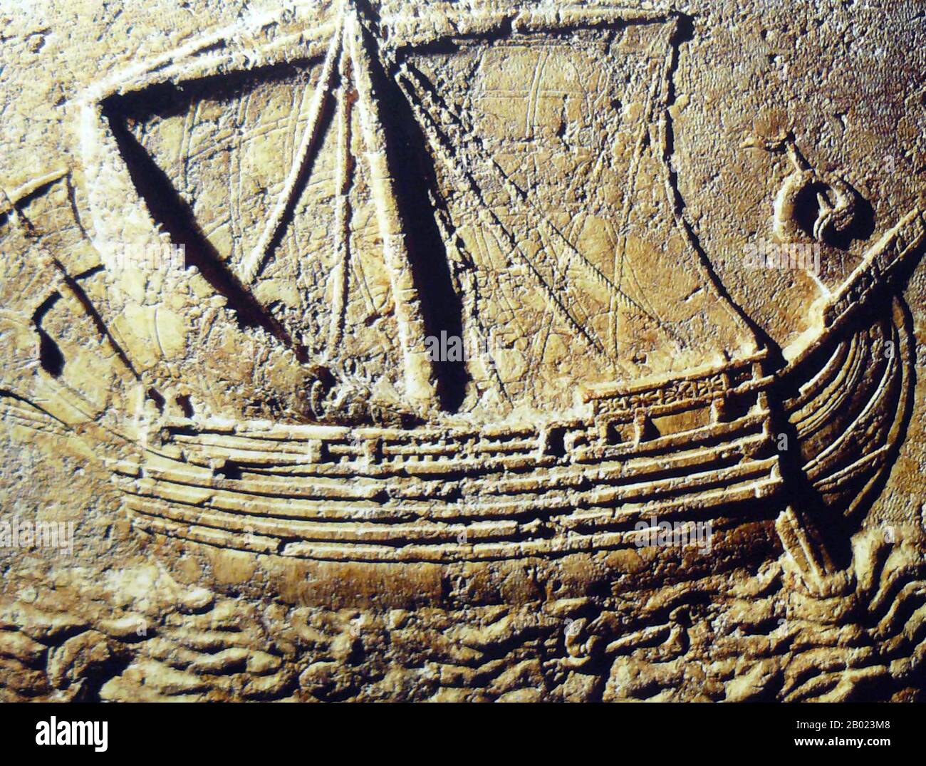Gegen Ende der Bronze-Zeit (um 1200 v. u. z.) gab es bereits Handel zwischen den frühen Phöniziern, Ägypten, Zypern und Griechenland. Die Phönizier waren berühmte Metallarbeiter, und Ende des 8. Jahrhunderts v. Chr. schickten griechische Stadtstaaten Gesandte in die Levante (das östliche Mittelmeer) für Metallwaren. Der Höhepunkt des phönizischen Handels war um das 7. Und 8. Es gibt eine Dispergierung der Importe (Keramik, Stein und Faienz) von der Levante, die einen phönizischen Handelskanal über die zentrale ääische Küste zum griechischen Festland führt. Die Phönizier leiteten ihren Namen sogar von t ab Stockfoto