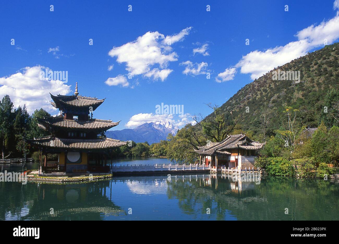 China: Mondpavillon (Déyuè Lóu), Black Dragon Pool Park (Hēilóngtán), Lijiang, Provinz Yunnan. Black Dragon Pool, 1737 während der Qing-Zeit erbaut, liegt etwas nördlich von Lijiangs Altstadt und bietet eine der spektakulärsten Aussichten Chinas. Der Jade Dragon Snow Mountain ist ein kleiner Gebirgszug in der Nähe von Lijiang in der Provinz Yunnan im Südwesten Chinas. Der höchste Gipfel ist Shanzidou (5.596 m oder 18.360 ft). Die andere Seite des Berges bildet die eine Seite der Tiger Leaping Gorge (Hutiao Xia). Stockfoto