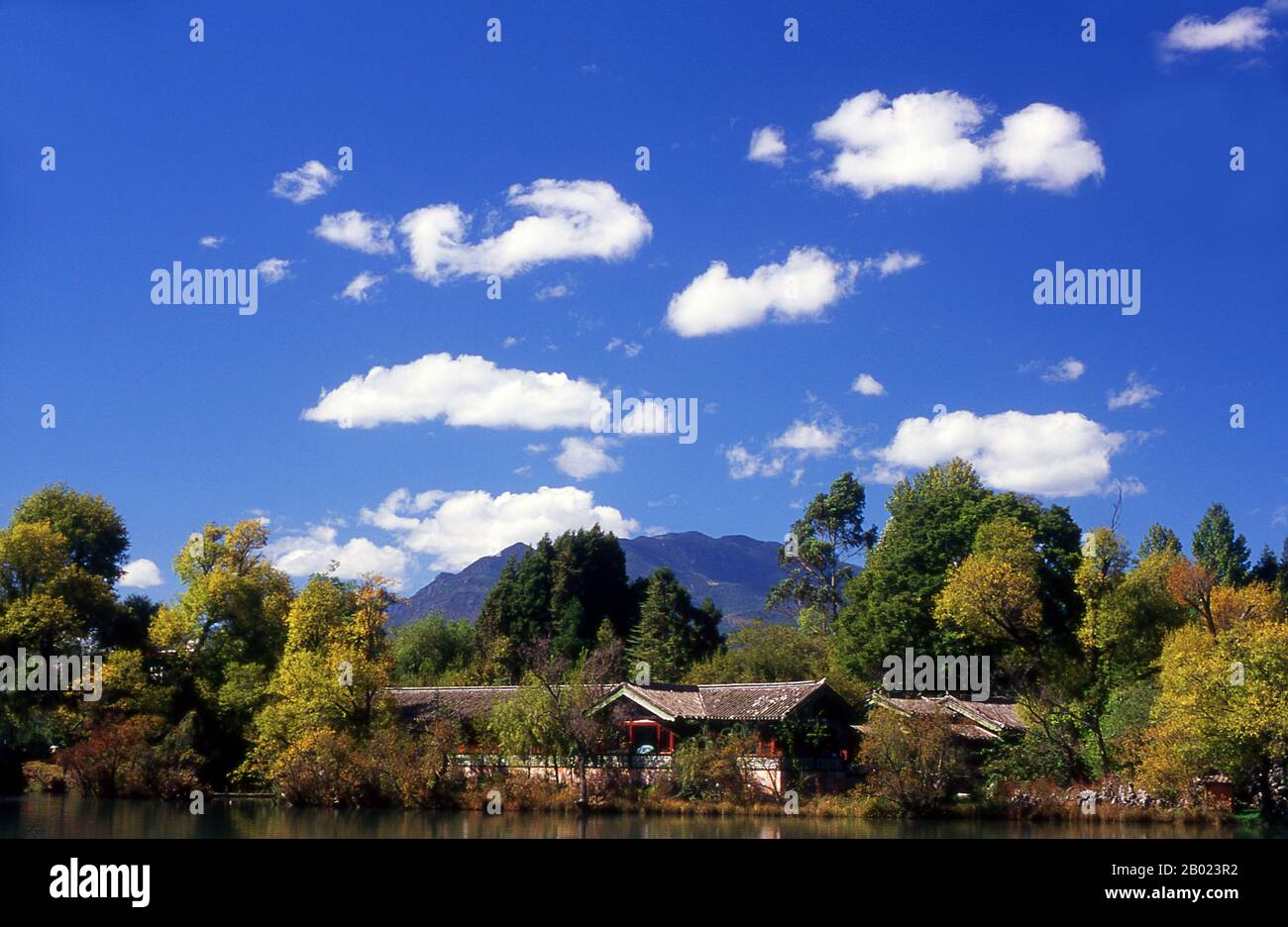 China: Black Dragon Pool Park (Hēilóngtán), Lijiang, Provinz Yunnan. Black Dragon Pool, 1737 während der Qing-Zeit erbaut, liegt etwas nördlich von Lijiangs Altstadt und bietet eine der spektakulärsten Aussichten Chinas. Der Jade Dragon Snow Mountain ist ein kleiner Gebirgszug in der Nähe von Lijiang in der Provinz Yunnan im Südwesten Chinas. Der höchste Gipfel ist Shanzidou (5.596 m oder 18.360 ft). Die andere Seite des Berges bildet die eine Seite der Tiger Leaping Gorge (Hutiao Xia). Stockfoto