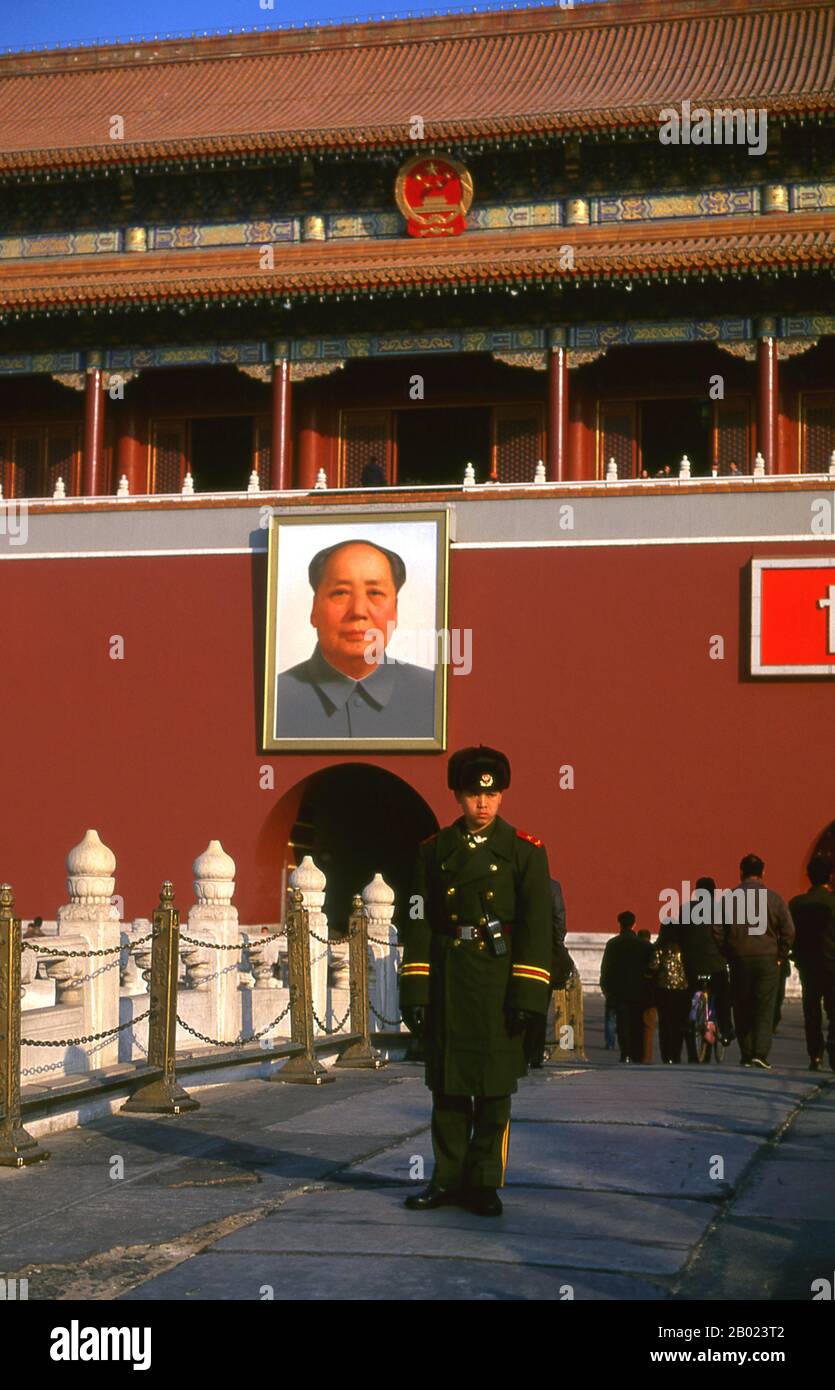 Der Tiananmen, Tian'anmen oder das Tor des Himmlischen Friedens wurde erstmals während der Ming-Dynastie im Jahr 1420 errichtet. Das Tor hieß ursprünglich Chengtianmen (vereinfachtes Chinesisch: 承天门; traditionelles Chinesisch: 承天門; Pinyin: Chéngtiānmén), oder "Tor der Annahme des himmlischen Mandats", und es wurde mehrfach zerstört und wieder aufgebaut, und aus dem Rostrum des Tores des himmlischen Friedens verkündete Mao 1949 die Gründung der Volksrepublik China. Stockfoto