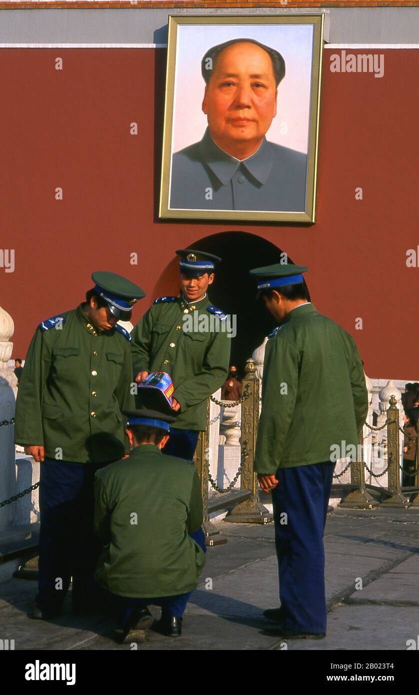 Der Tiananmen, Tian'anmen oder das Tor des Himmlischen Friedens wurde erstmals während der Ming-Dynastie im Jahr 1420 errichtet. Das Tor hieß ursprünglich Chengtianmen (vereinfachtes Chinesisch: 承天门; traditionelles Chinesisch: 承天門; Pinyin: Chéngtiānmén), oder "Tor der Annahme des himmlischen Mandats", und es wurde mehrfach zerstört und wieder aufgebaut, und aus dem Rostrum des Tores des himmlischen Friedens verkündete Mao 1949 die Gründung der Volksrepublik China. Stockfoto