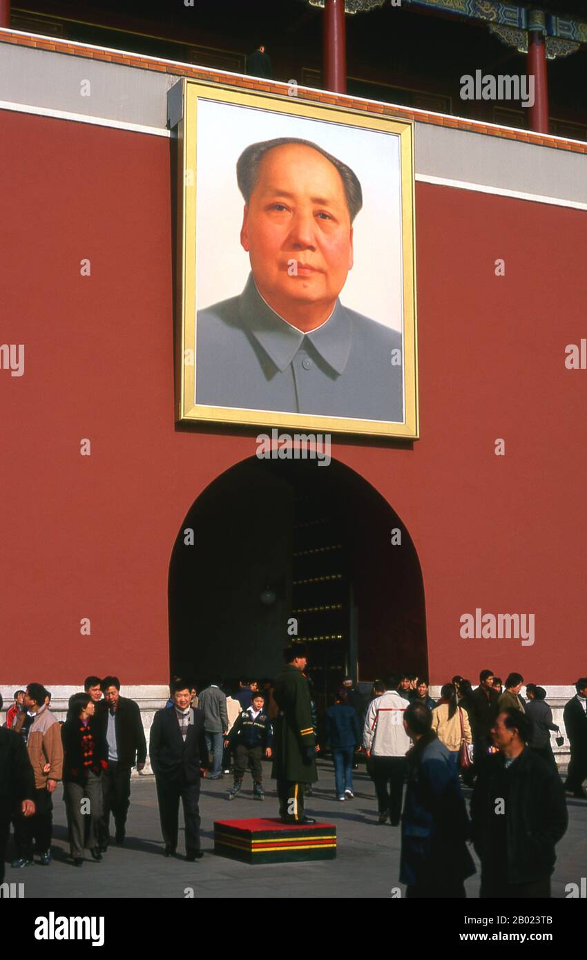 Der Tiananmen, Tian'anmen oder das Tor des Himmlischen Friedens wurde erstmals während der Ming-Dynastie im Jahr 1420 errichtet. Das Tor hieß ursprünglich Chengtianmen (vereinfachtes Chinesisch: 承天门; traditionelles Chinesisch: 承天門; Pinyin: Chéngtiānmén), oder "Tor der Annahme des himmlischen Mandats", und es wurde mehrfach zerstört und wieder aufgebaut, und aus dem Rostrum des Tores des himmlischen Friedens verkündete Mao 1949 die Gründung der Volksrepublik China. Stockfoto