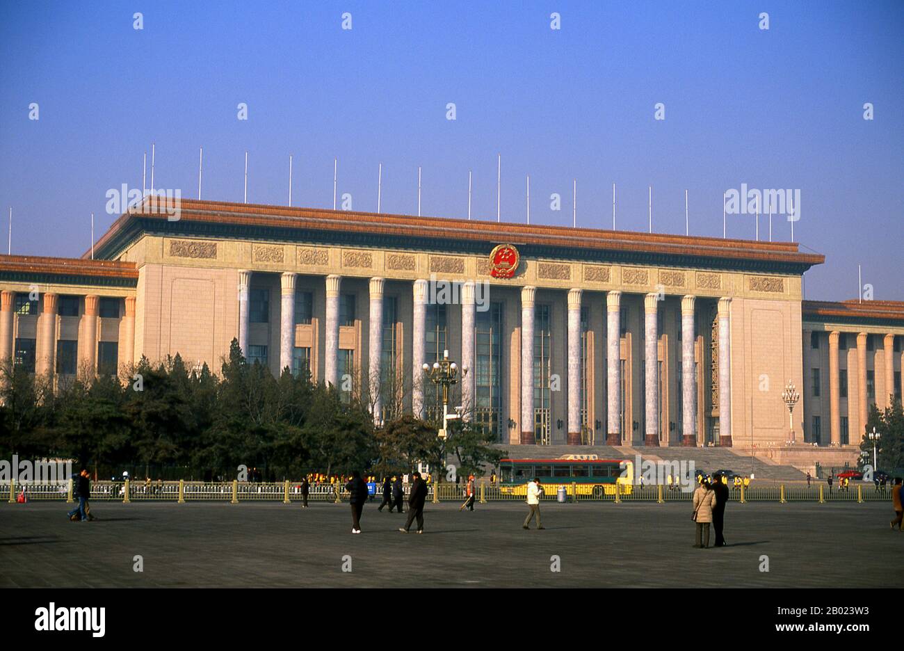 Die Große Halle des Volkes am westlichen Rand des Platzes des Himmlischen Friedens wurde 1959 fertiggestellt und ist der Sitz der chinesischen Legislative. Sie fungiert als Treffpunkt des nationalen Volkskongresses, des chinesischen parlaments. Der Platz des Himmlischen Friedens ist der drittgrößte öffentliche Platz der Welt und umfasst 100 Hektar. Es wurde sowohl während der Ming- als auch der Qing-Dynastie als öffentlicher Treffpunkt genutzt. Der Platz ist das politische Herz des modernen Chinas. Studenten der Pekinger Universität kamen hierher, um die japanischen Forderungen an China im Jahr 1919 zu protestieren, und es war vom Rostrum des Tores des himmlischen Friedens, das Cha Stockfoto