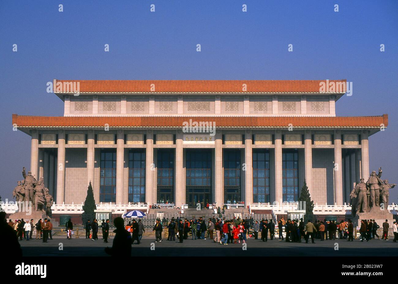 China: Mao Zedongs Mausoleum, Platz des Himmlischen Friedens, Peking. Die Vorsitzende Mao Memorial Hall, allgemein bekannt als das Mausoleum von Mao Zedong oder Mao Mausoleum, ist die letzte Ruhestätte von Mao Zedong, Vorsitzender des Politbüros der Kommunistischen Partei Chinas von 1943 und Vorsitzender des Zentralkomitees der Kommunistischen Partei Chinas von 1945 bis zu seinem Tod 1976. Mao Zedong (* 26. Dezember 1893 bis 9. September 1976), auch als Mao TSE-tung übersetzt, war ein chinesischer kommunistischer Revolutionär, Guerillastratege, Autor, politischer Theoretiker und Führer der chinesischen Revolution. Stockfoto