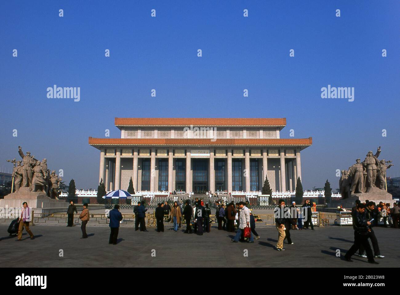 Der Vorsitzende Mao Memorial Hall (Chinesisch vereinfacht: 毛主席纪念堂; Chinesisch traditionell: 毛主席紀念堂; Pinyin: Máo Zhǔxí Jìniàntáng), im Allgemeinen bekannt als Mausoleum von Mao Zedong oder Mao Mausoleum, ist die letzte Ruhestätte von Mao Zedong, Vorsitzender des Politbüros der Kommunistischen Partei Chinas ab 1943 und Vorsitzender des Zentralkomitees der Kommunistischen Partei Chinas von 1945 bis zu seinem Tod 1976. Mao Zedong, auch als Mao Tse-tung (26. Dezember 1893 - 9. September 1976) transliteriert, war ein chinesischer kommunistischer Revolutionär, Guerilla-Kriegsstratege, Autor, politischer Theoretiker und Leiter Stockfoto