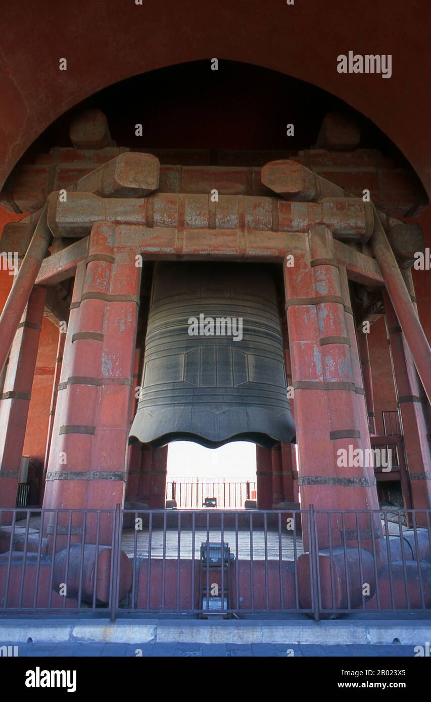China: Riesenglocke, Glockenturm (Zhonglou), Peking. Der Trommelturm (Gǔlóu) und der Glockenturm (Zhōnglóu) wurden 1272 während der Regierungszeit von Kublai Khan (R. 1260–1294) errichtet. Kaiser Yongle (R. 1402–1424) baute die Türme 1420 wieder auf und sie wurden während der Regierungszeit des Qing-Kaisers Jiaqing (R. 1796–1820) wieder renoviert. Sowohl der Drum- als auch der Glockenturm wurden während der Yuan-, Ming- und Qing-Dynastien als Zeitmesser genutzt. Stockfoto