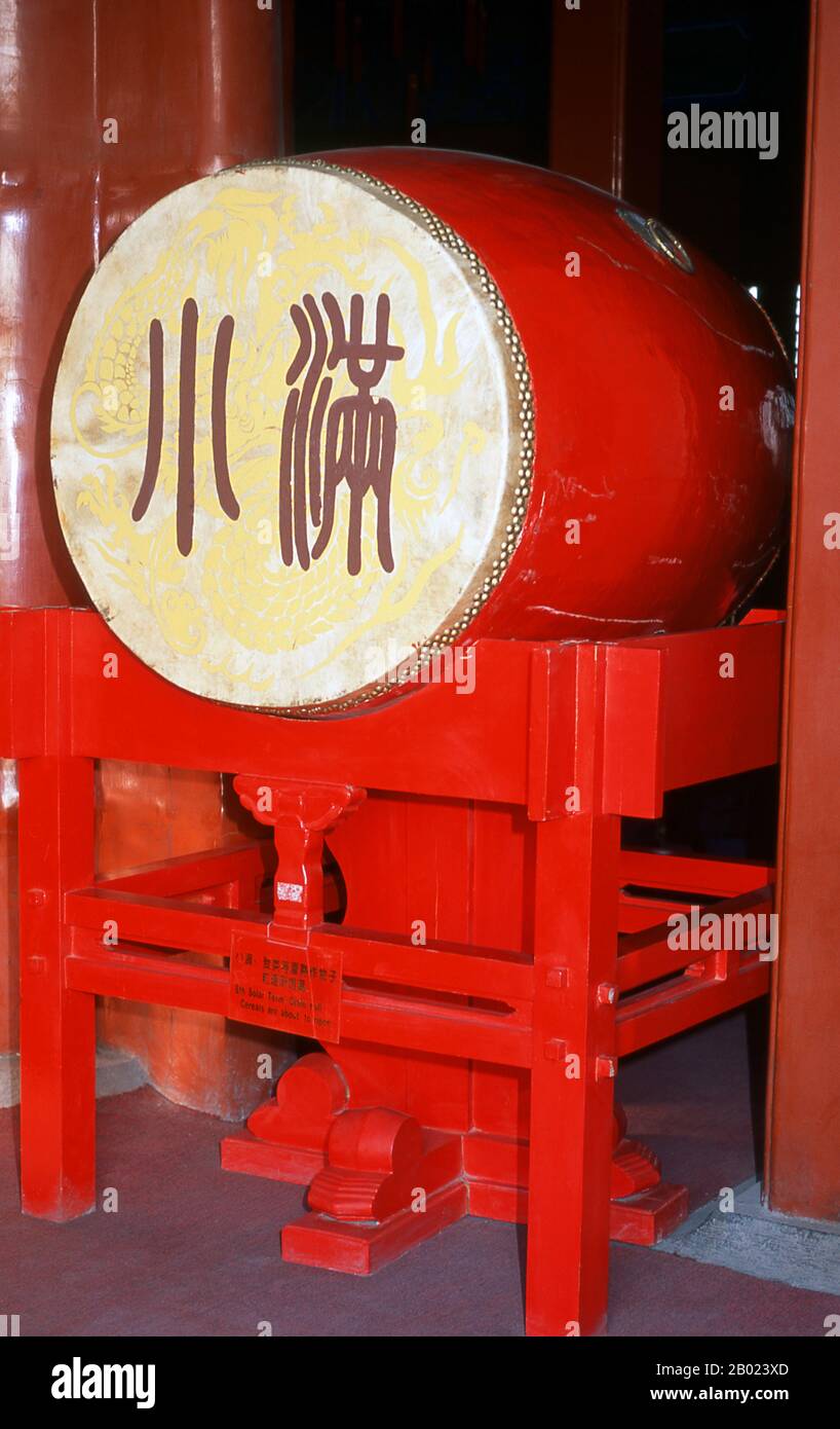 China: Riesige Trommel im Trommelturm (Gulou), Peking. Der Trommelturm (Gǔlóu) und der Glockenturm (Zhōnglóu) wurden 1272 während der Regierungszeit von Kublai Khan (R. 1260–1294) errichtet. Kaiser Yongle (R. 1402–1424) baute die Türme 1420 wieder auf und sie wurden während der Regierungszeit des Qing-Kaisers Jiaqing (R. 1796–1820) wieder renoviert. Sowohl der Drum- als auch der Glockenturm wurden während der Yuan-, Ming- und Qing-Dynastien als Zeitmesser genutzt. Stockfoto