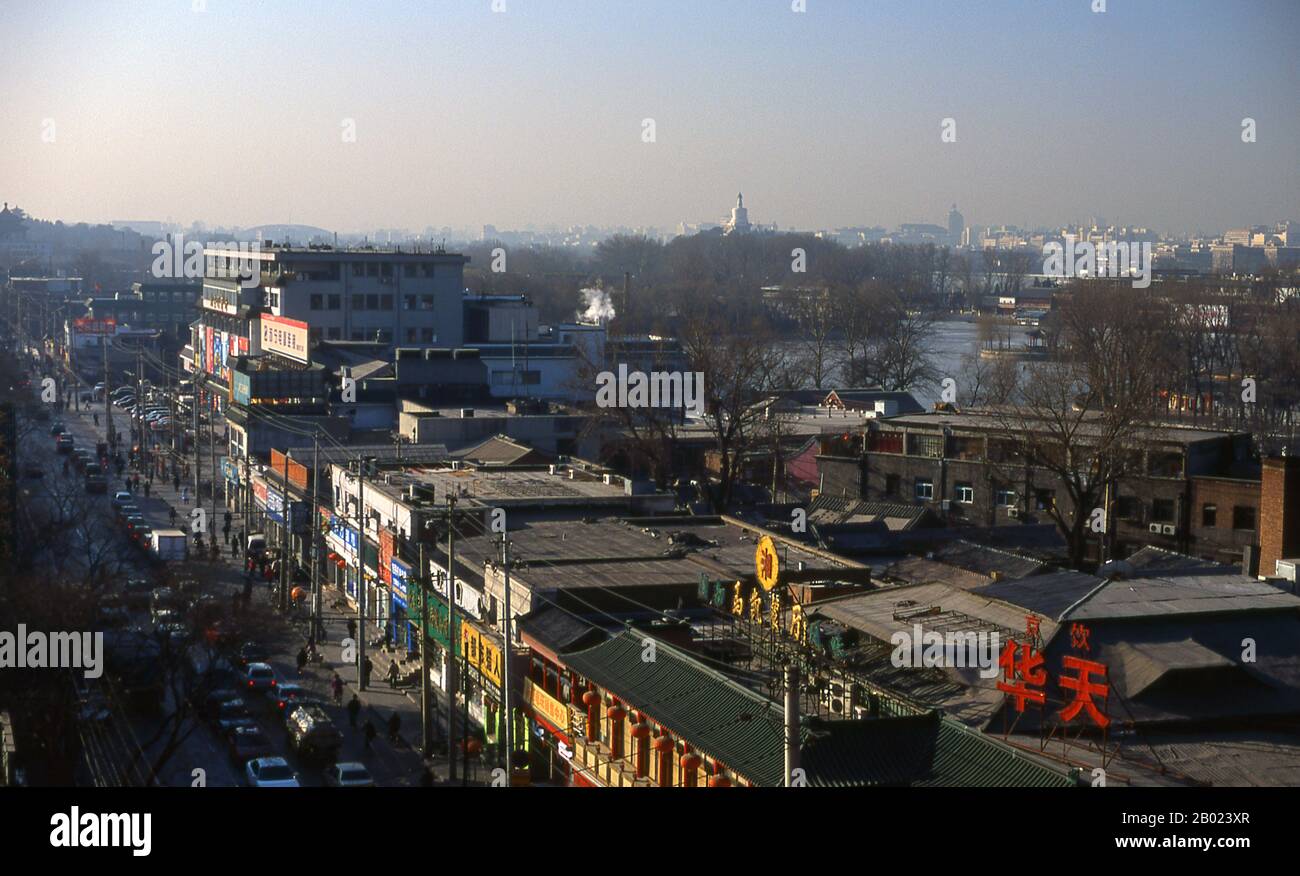 China: Blick vom Trommelturm (Gulou) über den Beihai Park und den Weißen Dagoba, Peking. Der Trommelturm (Gǔlóu) und der Glockenturm (Zhōnglóu) wurden 1272 während der Regierungszeit von Kublai Khan (R. 1260–1294) errichtet. Kaiser Yongle (R. 1402–1424) baute die Türme 1420 wieder auf und sie wurden während der Regierungszeit des Qing-Kaisers Jiaqing (R. 1796–1820) wieder renoviert. Sowohl der Drum- als auch der Glockenturm wurden während der Yuan-, Ming- und Qing-Dynastien als Zeitmesser genutzt. Stockfoto