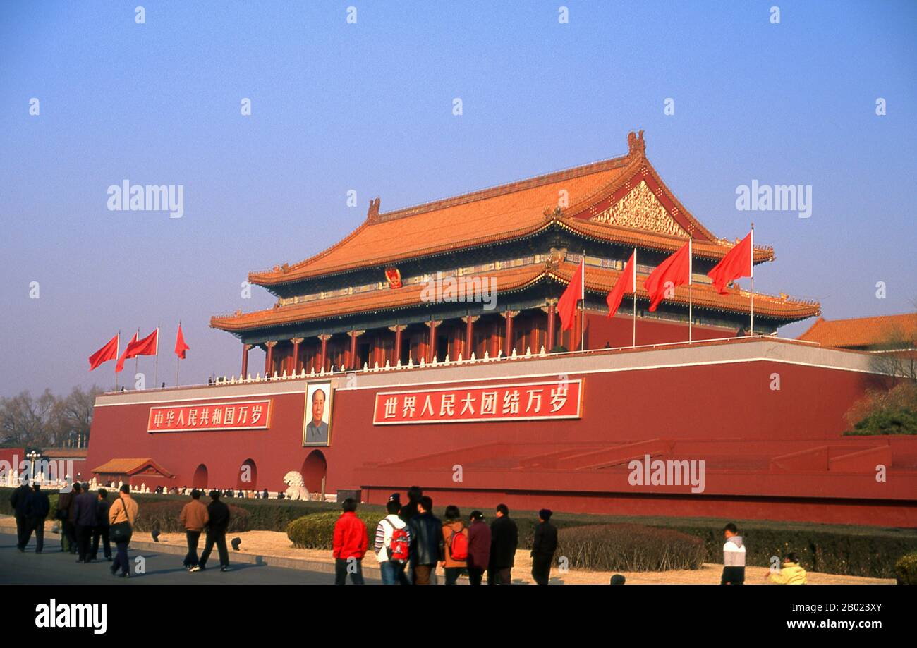 Der Tiananmen, Tian'anmen oder das Tor des Himmlischen Friedens wurde erstmals während der Ming-Dynastie im Jahr 1420 errichtet. Das Tor hieß ursprünglich Chengtianmen (vereinfachtes Chinesisch: 承天门; traditionelles Chinesisch: 承天門; Pinyin: Chéngtiānmén), oder "Tor der Annahme des himmlischen Mandats", und es wurde mehrfach zerstört und wieder aufgebaut, und aus dem Rostrum des Tores des himmlischen Friedens verkündete Mao 1949 die Gründung der Volksrepublik China. Stockfoto