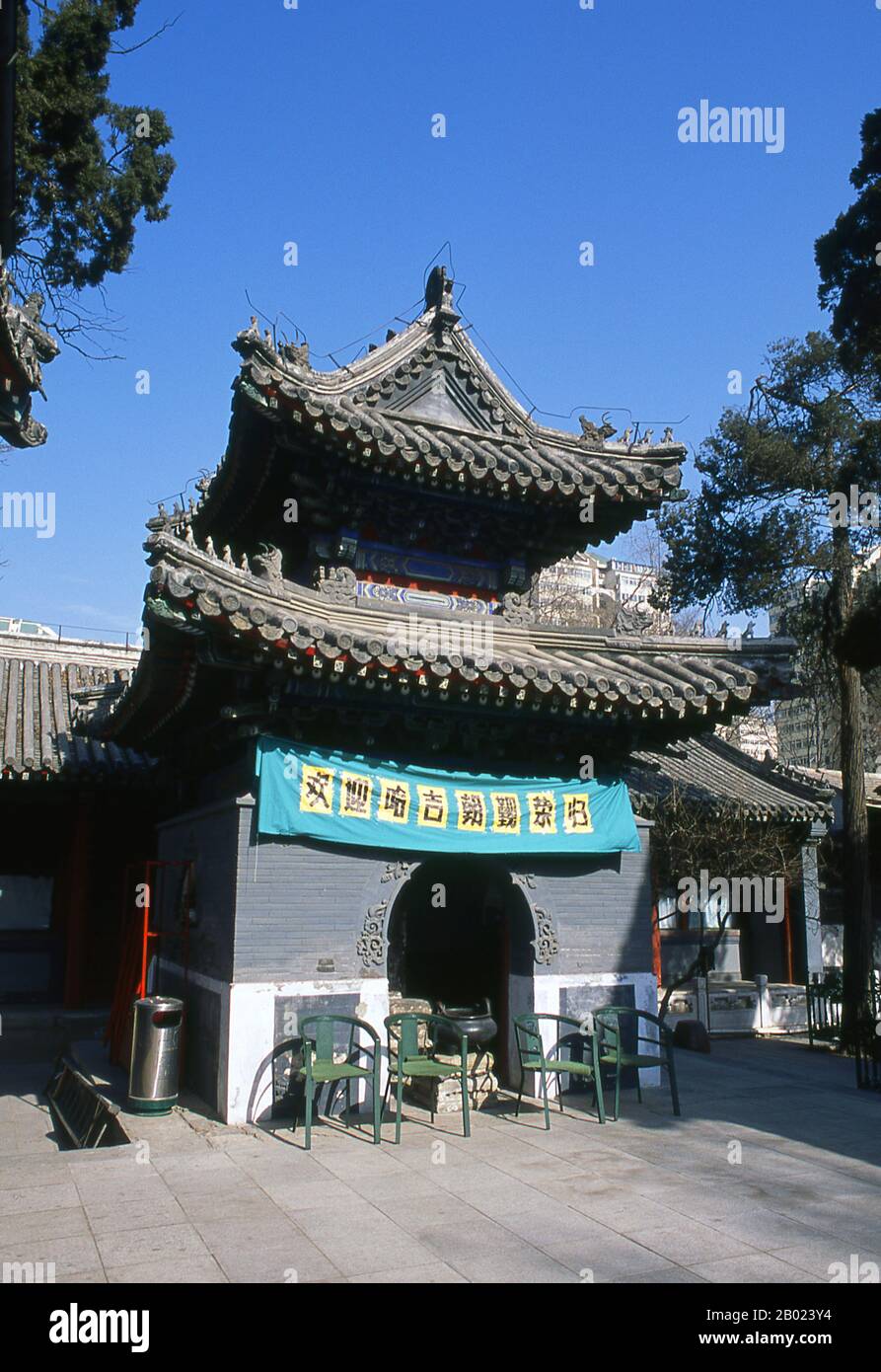 China: Pavillon mit Stele, Ox Street Mosque oder Cow Street Mosque (Niujie Mosque), Peking. Die Ox Street Mosque oder Cow Street Mosque wurde 966 erbaut. Sie wurde 1215 von Dschingis Khan zerstört. Der Wiederaufbau der Moschee erfolgte während der Regierungszeit des Qing-Kaisers Kangxi (R. 1661–1722). Die Moschee hat alle üblichen Merkmale von Moscheen, die anderswo auf der Welt zu finden sind - Minarett, Gebetshalle gegenüber Mekka, arabische Inschriften - die Gebäude selbst sind eindeutig chinesisch. Sie ist die größte und älteste Moschee Pekings. Stockfoto