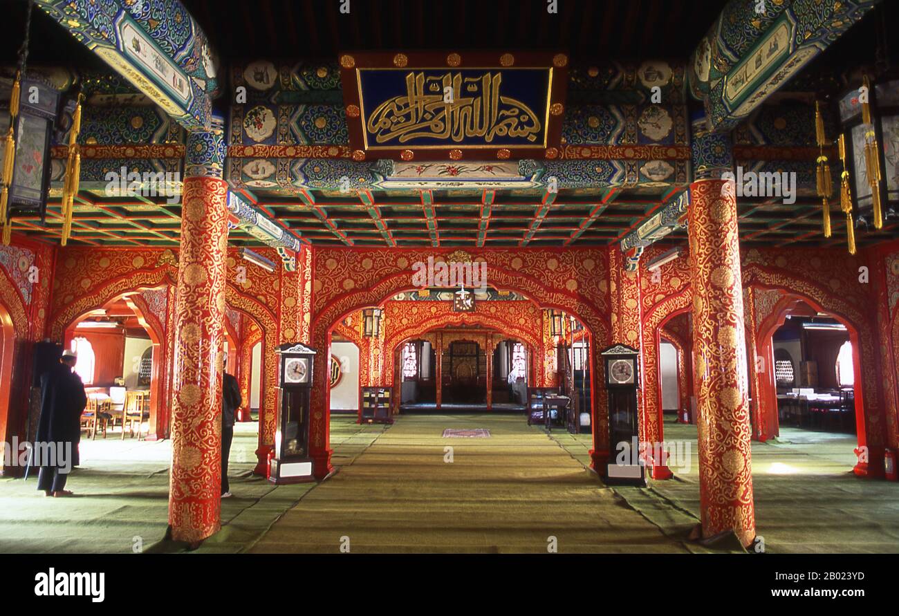 China: Gebetshalle, Ox Street Mosque oder Cow Street Mosque (Niujie Mosque), Peking. Die Ox Street Mosque oder Cow Street Mosque wurde 966 erbaut. Sie wurde 1215 von Dschingis Khan zerstört. Der Wiederaufbau der Moschee erfolgte während der Regierungszeit des Qing-Kaisers Kangxi (R. 1661–1722). Die Moschee hat alle üblichen Merkmale von Moscheen, die anderswo auf der Welt zu finden sind - Minarett, Gebetshalle gegenüber Mekka, arabische Inschriften - die Gebäude selbst sind eindeutig chinesisch. Sie ist die größte und älteste Moschee Pekings. Stockfoto