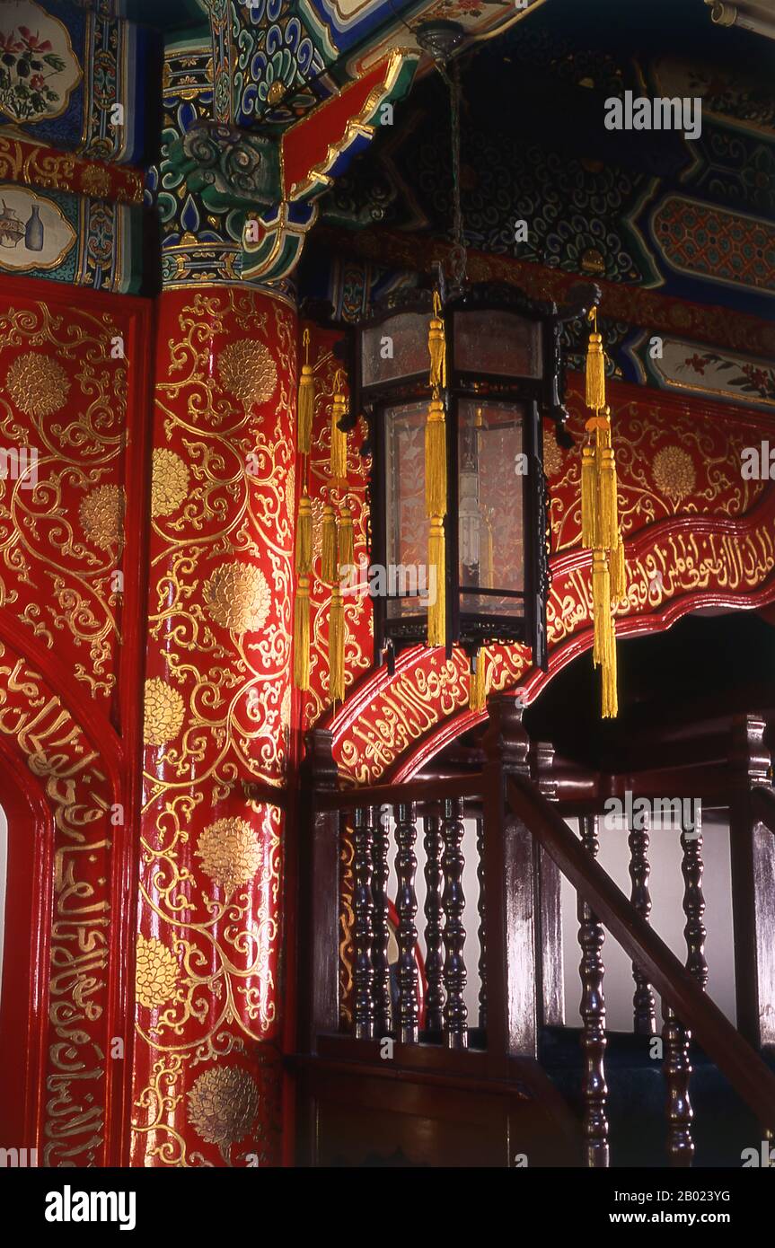 China: Die Minbar (Kanzel) in der Gebetshalle, Ox Street Mosque oder Cow Street Mosque (Niujie Mosque), Peking. Die Ox Street Mosque oder Cow Street Mosque wurde 966 erbaut. Sie wurde 1215 von Dschingis Khan zerstört. Der Wiederaufbau der Moschee erfolgte während der Regierungszeit des Qing-Kaisers Kangxi (R. 1661–1722). Die Moschee hat alle üblichen Merkmale von Moscheen, die anderswo auf der Welt zu finden sind - Minarett, Gebetshalle gegenüber Mekka, arabische Inschriften - die Gebäude selbst sind eindeutig chinesisch. Sie ist die größte und älteste Moschee Pekings. Stockfoto