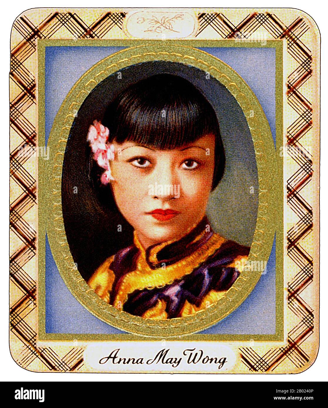 China/USA: Anna May Wong (3. Januar 1905 – 3. Februar 1961), chinesisch-amerikanische Filmstar. Deutsche Zigarettenkarte, um 1935. Anna May Wong war eine US-amerikanische Schauspielerin, die erste chinesisch-amerikanische Filmstar und die erste asiatische Amerikanerin, die ein internationaler Star wurde. Ihre lange und abwechslungsreiche Karriere umfasste Stummfilm- und Tonfilm, Fernsehen, Bühne und Radio. Wong wurde in der Nähe von Chinatown in Los Angeles als Kind chinesisch-amerikanischer Eltern der zweiten Generation geboren und verliebte sich in die Filme und begann schon früh mit der Schauspielerei. Während der Stummfilmzeit spielte sie 1922 in The toll of the Sea. Stockfoto