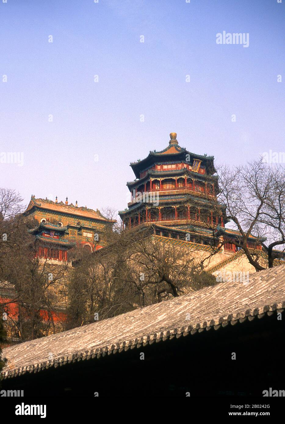 Der Sommerpalast (Yiheyuan) entstand ursprünglich während der Ming-Dynastie, wurde aber in seiner heutigen Form von Qing-Kaiser Qianlong (r. 1736 - 1795). Es ist jedoch Qianlongs Mutter, die Qing-Dowager-Empress Cixi, die unwiderruflich mit dem Palast verbunden ist, da sie es während ihrer Regierungszeit zweimal wiederherstellen ließ, einmal 1860, nachdem es während des Zweiten Opiumkriegs von britischen und französischen Truppen geplündert wurde. Und wieder 1902, als ausländische Truppen Repressalien für den Boxer Rebellion suchten, eine anti-christliche Bewegung. Stockfoto