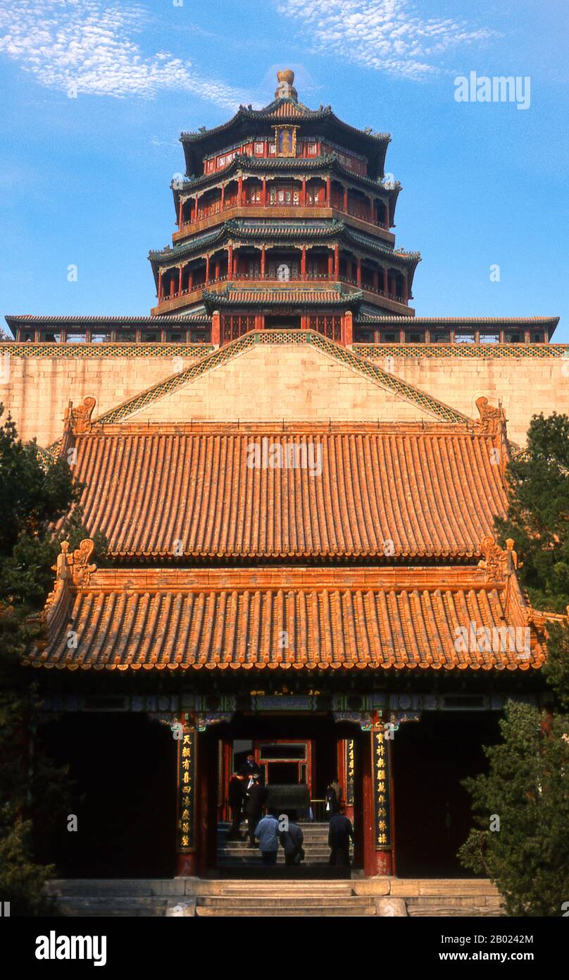 Der Sommerpalast (Yiheyuan) entstand ursprünglich während der Ming-Dynastie, wurde aber in seiner heutigen Form von Qing-Kaiser Qianlong (r. 1736 - 1795). Es ist jedoch Qianlongs Mutter, die Qing-Dowager-Empress Cixi, die unwiderruflich mit dem Palast verbunden ist, da sie es während ihrer Regierungszeit zweimal wiederherstellen ließ, einmal 1860, nachdem es während des Zweiten Opiumkriegs von britischen und französischen Truppen geplündert wurde. Und wieder 1902, als ausländische Truppen Repressalien für den Boxer Rebellion suchten, eine anti-christliche Bewegung. Stockfoto