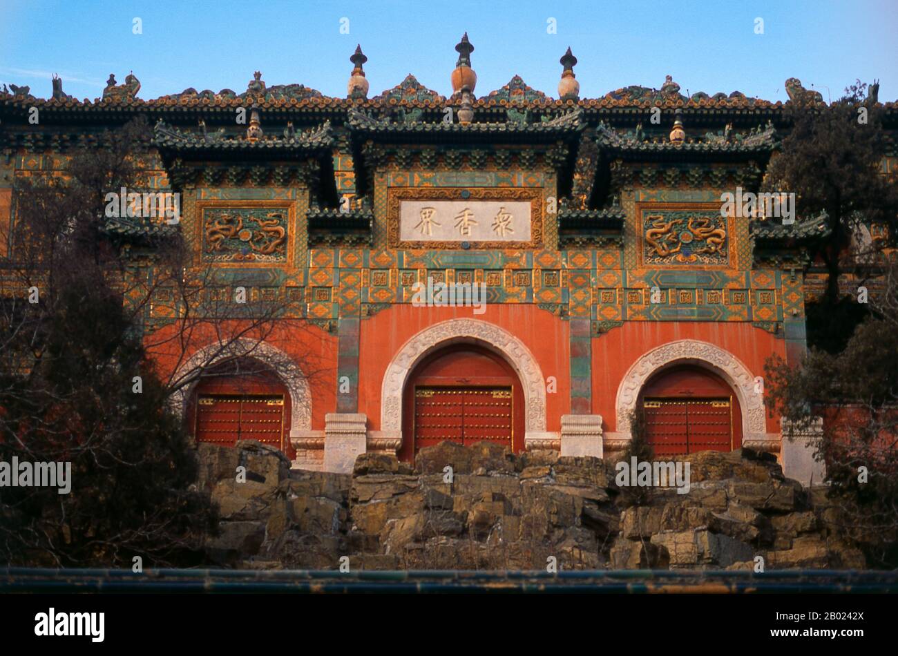 Der Sommerpalast (Yiheyuan) entstand ursprünglich während der Ming-Dynastie, wurde aber in seiner heutigen Form von Qing-Kaiser Qianlong (r. 1736 - 1795). Es ist jedoch Qianlongs Mutter, die Qing-Dowager-Empress Cixi, die unwiderruflich mit dem Palast verbunden ist, da sie es während ihrer Regierungszeit zweimal wiederherstellen ließ, einmal 1860, nachdem es während des Zweiten Opiumkriegs von britischen und französischen Truppen geplündert wurde. Und wieder 1902, als ausländische Truppen Repressalien für den Boxer Rebellion suchten, eine anti-christliche Bewegung. Stockfoto