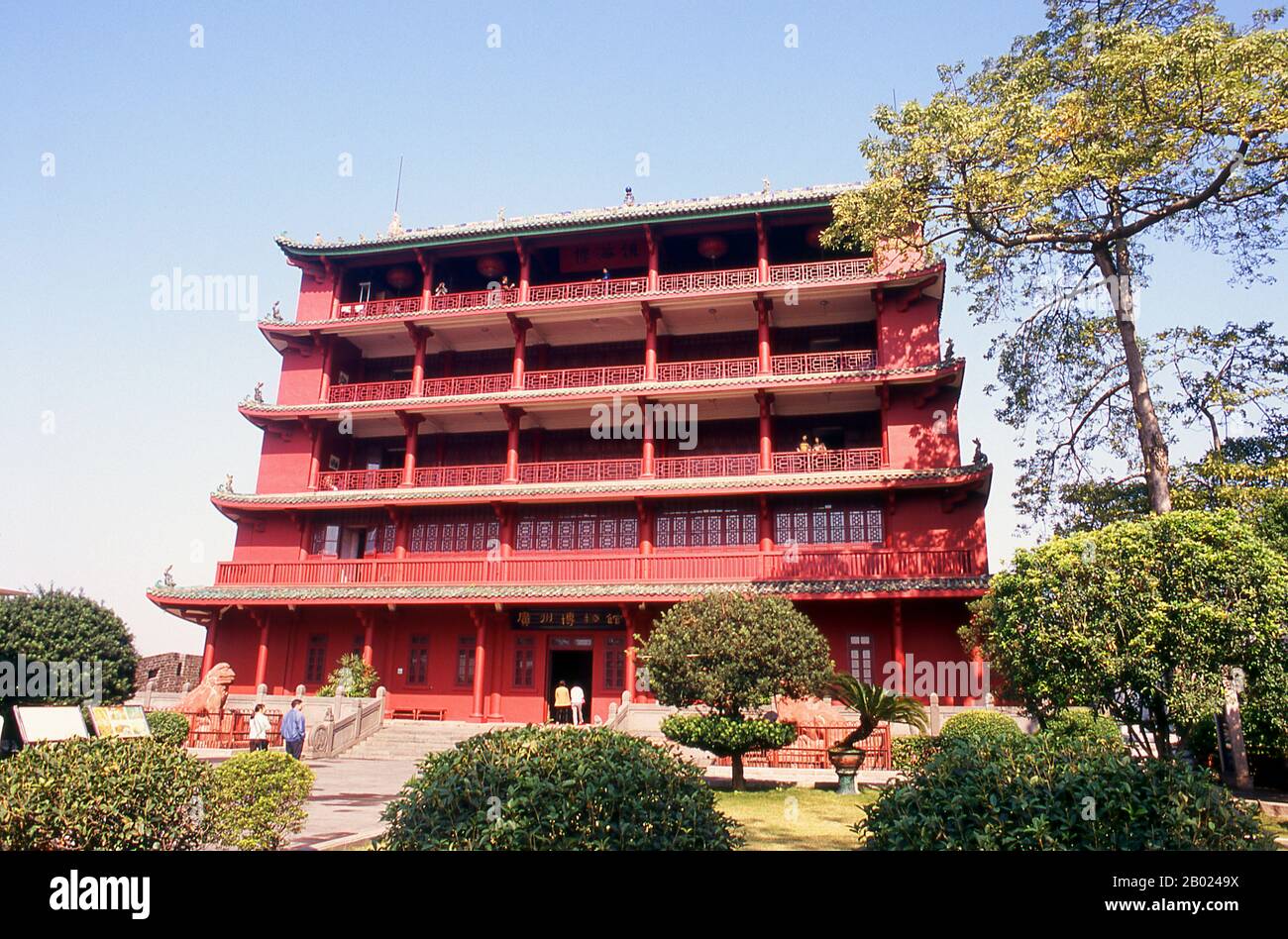 Der größte Park von Guangzhou, Yuexiu Gongyuan, wird von Zhenhai Lou (Turm Mit Blick auf das Meer) dominiert. Der Turm wurde als Denkmal für die sieben großen Seefahrten zwischen 1405 und 1433 vom Eunuchen Admiral Zheng He erbaut. Zheng reiste nach Ostafrika, in den Persischen Golf und nach Java. Stockfoto