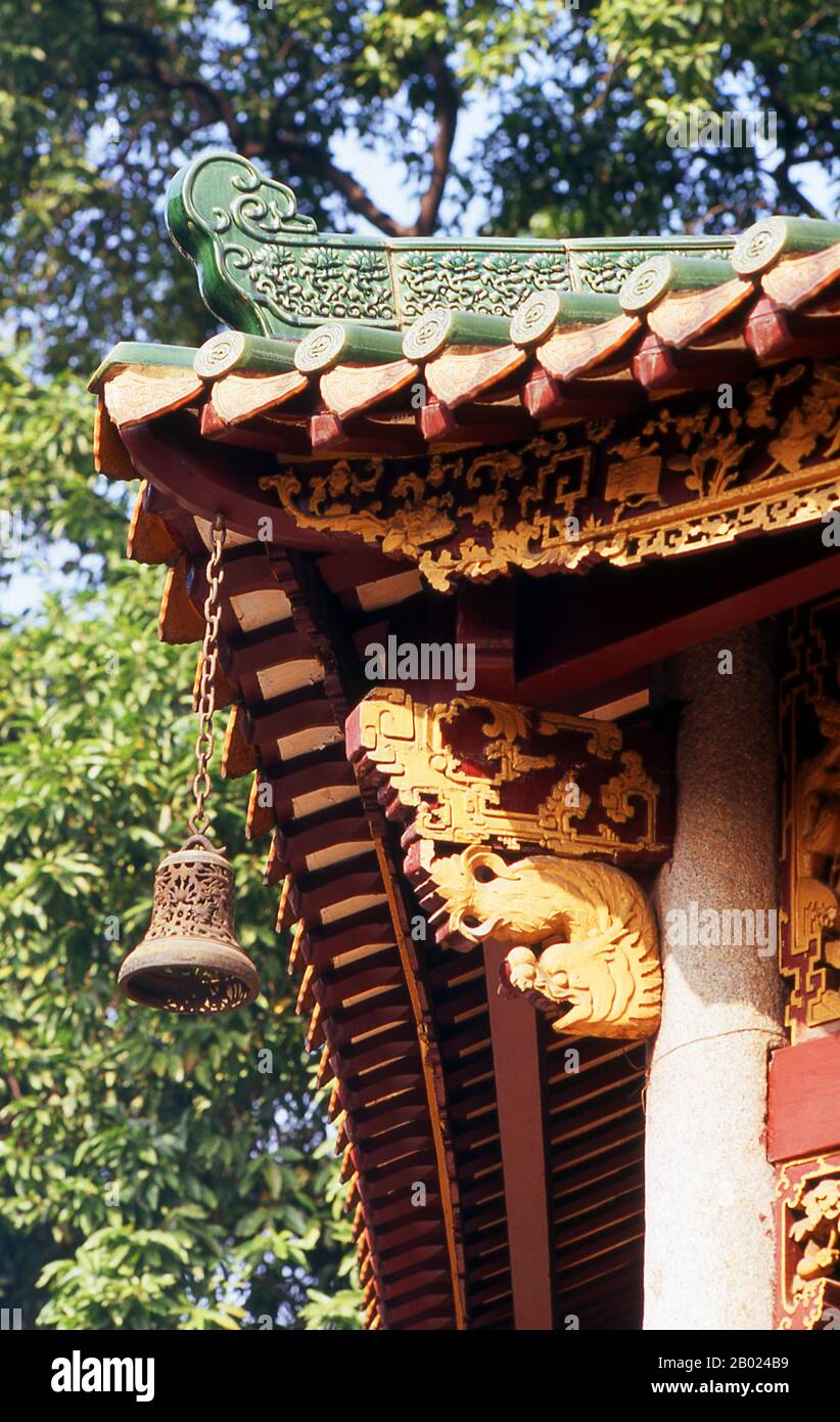 Liurong Si (Tempel der Sechs Banyan-Bäume) wurde vor über 1.400 Jahren gegründet. Die Bäume, die den Dichter und Kalligraphen Su Dongpo aus dem 11. Jahrhundert dazu inspirierten, den Tempel zu benennen, sind inzwischen gestorben. Alles überblickend ist die Hua Ta (Blumenpagode), ein schlankes Relikt der Song-Dynastie, erbaut 1097. Stockfoto