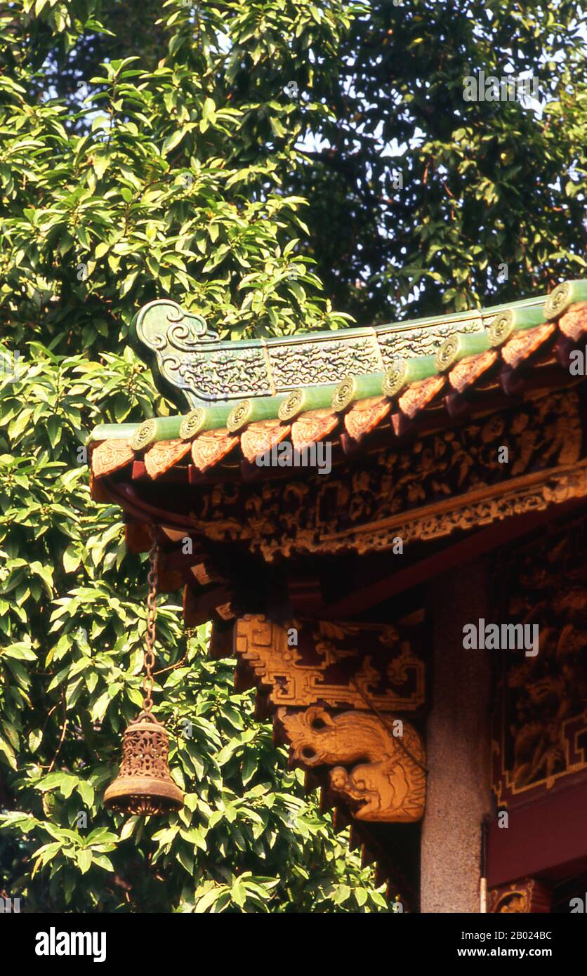 Liurong Si (Tempel der Sechs Banyan-Bäume) wurde vor über 1.400 Jahren gegründet. Die Bäume, die den Dichter und Kalligraphen Su Dongpo aus dem 11. Jahrhundert dazu inspirierten, den Tempel zu benennen, sind inzwischen gestorben. Alles überblickend ist die Hua Ta (Blumenpagode), ein schlankes Relikt der Song-Dynastie, erbaut 1097. Stockfoto