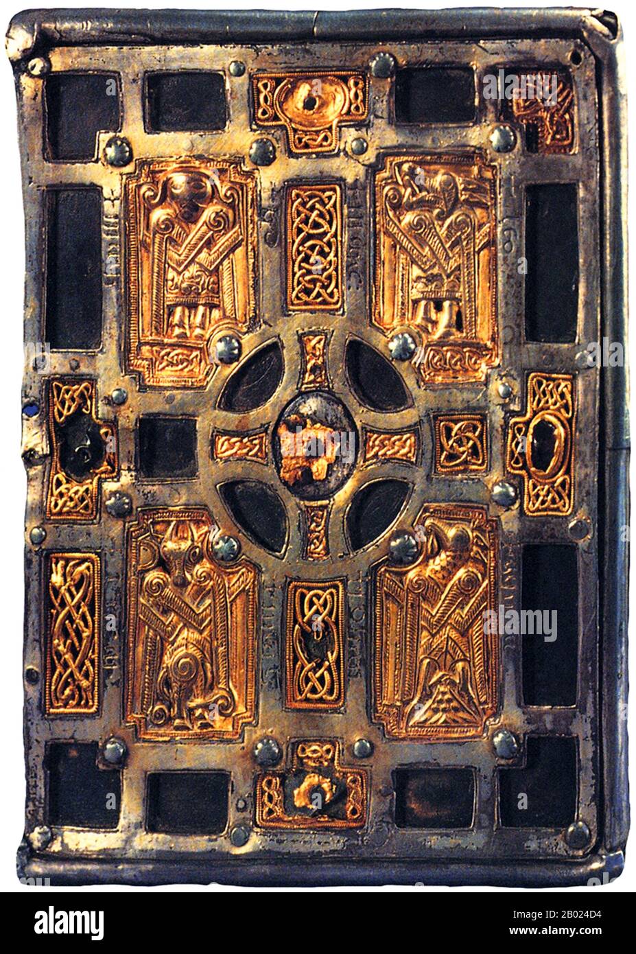 Irland/Schottland: Cover of the Book of Kells, um 800 n. Chr. Das Book of Kells (irisch: Leabhar Cheanannais) (Dublin, Trinity College Library, MS A. I. (58), auch bekannt als das Buch Columba) ist ein belichtetes Buch des Evangeliums in lateinischer Sprache, das die vier Evangelien des Neuen Testaments zusammen mit verschiedenen präfatorischen Texten und Tabellen enthält. Es wurde von keltischen Mönchen um 800 oder etwas früher geschaffen. Der Text der Evangelien stammt größtenteils aus der Vulgata, enthält aber auch einige Passagen aus früheren Versionen der Bibel, die als Vetus Latina bekannt sind. Stockfoto