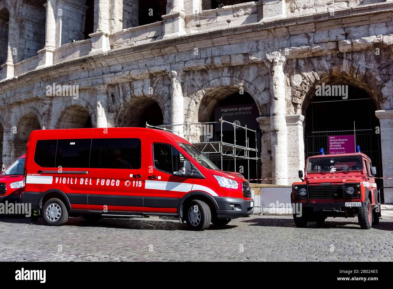 Vor dem Kolosseum geparktes italienisches Feuerwehrauto. Rom, Italien, Europa Stockfoto