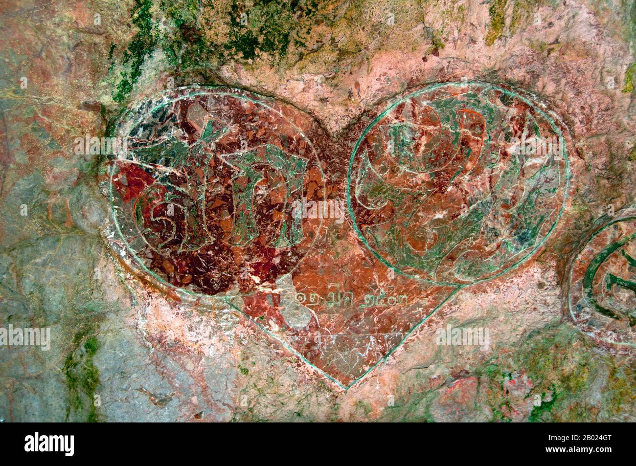 Thailand: Thailändische Königsrobben im Höhlentempel Wat Tham Suwankhuha, Provinz Phang Nga. Dieser Höhlentempel liegt etwa 10 km südwestlich der Stadt Phang Nga und wird von den Einheimischen besonders verehrt und gehört zu den Attraktionen der Stadt Phang Nga, die natürlich über die fabelhafte Bucht von Phang Nga hinausgeht. Zwei kleine zusammenhängende Höhlen sind vollgepackt mit Buddha-Bildern in allen Formen und Größen, einschließlich eines liegenden Buddha, verschiedenen Geisterflaggen und der Statue eines sitzenden Einsiedlers. Zu verschiedenen Zeiten in der Vergangenheit zog der Höhlentempel königliche Besucher an. Stockfoto