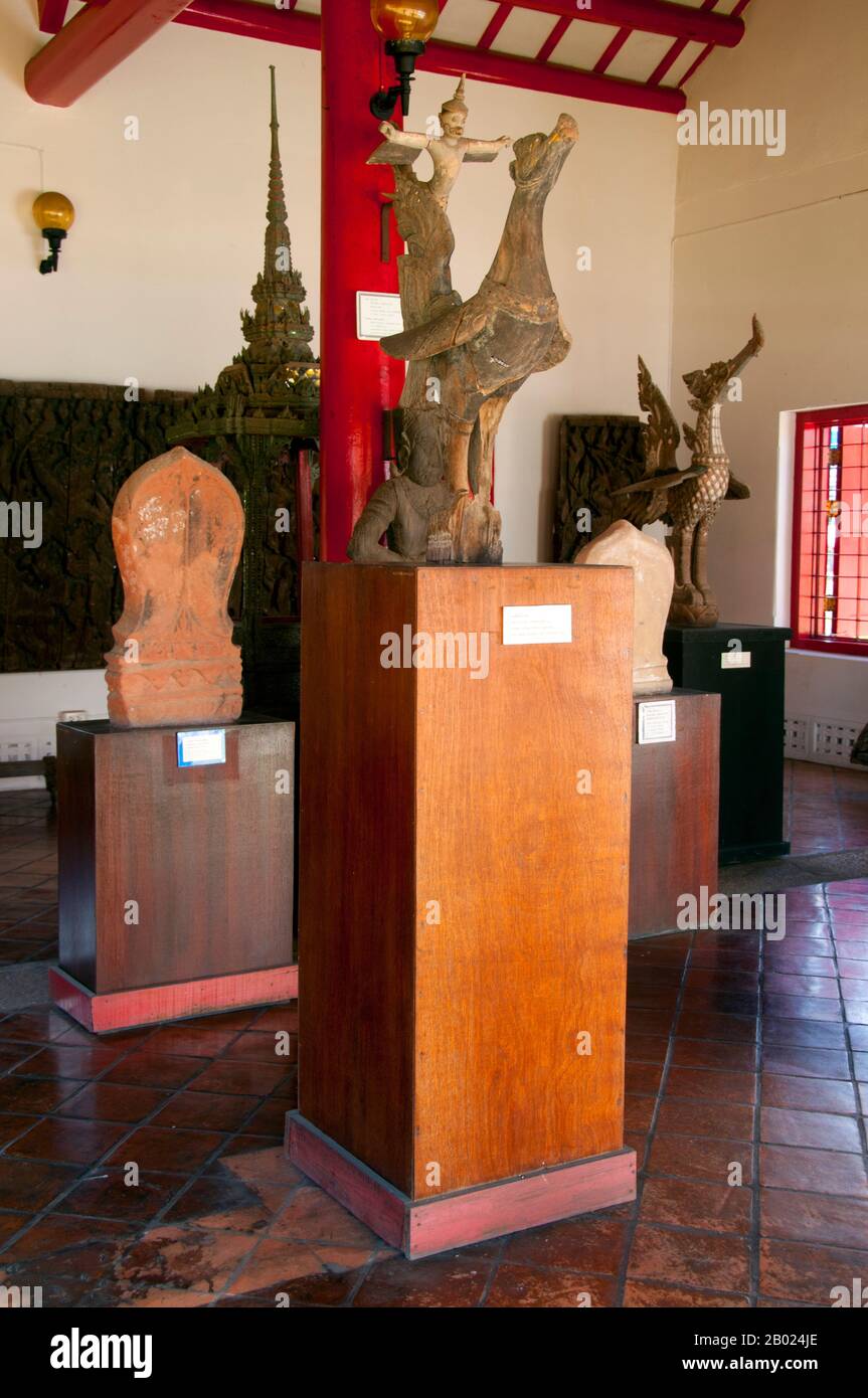 Thailand: Ausstellungen im Nationalmuseum Songkhla, Provinz Songkhla. Das Gebäude des Songkhla National Museum wurde ursprünglich 1878 erbaut und war die Residenz des stellvertretenden Gouverneurs von Songkhla, Phraya Suntharanuraksa. Es wurde im südthailändischen und chinesischen Architekturstil erbaut. Der Name Songkhla ist eigentlich die thailändische Korruption von Singgora; sein ursprünglicher Name bedeutet „die Stadt der Löwen“ auf Malaiisch. Dies bezieht sich auf einen Löwenberg in der Nähe der Stadt Songkhla. Songkhla war der Sitz eines alten malaiischen Königreichs mit starkem Einfluss der Srivijayas. Stockfoto