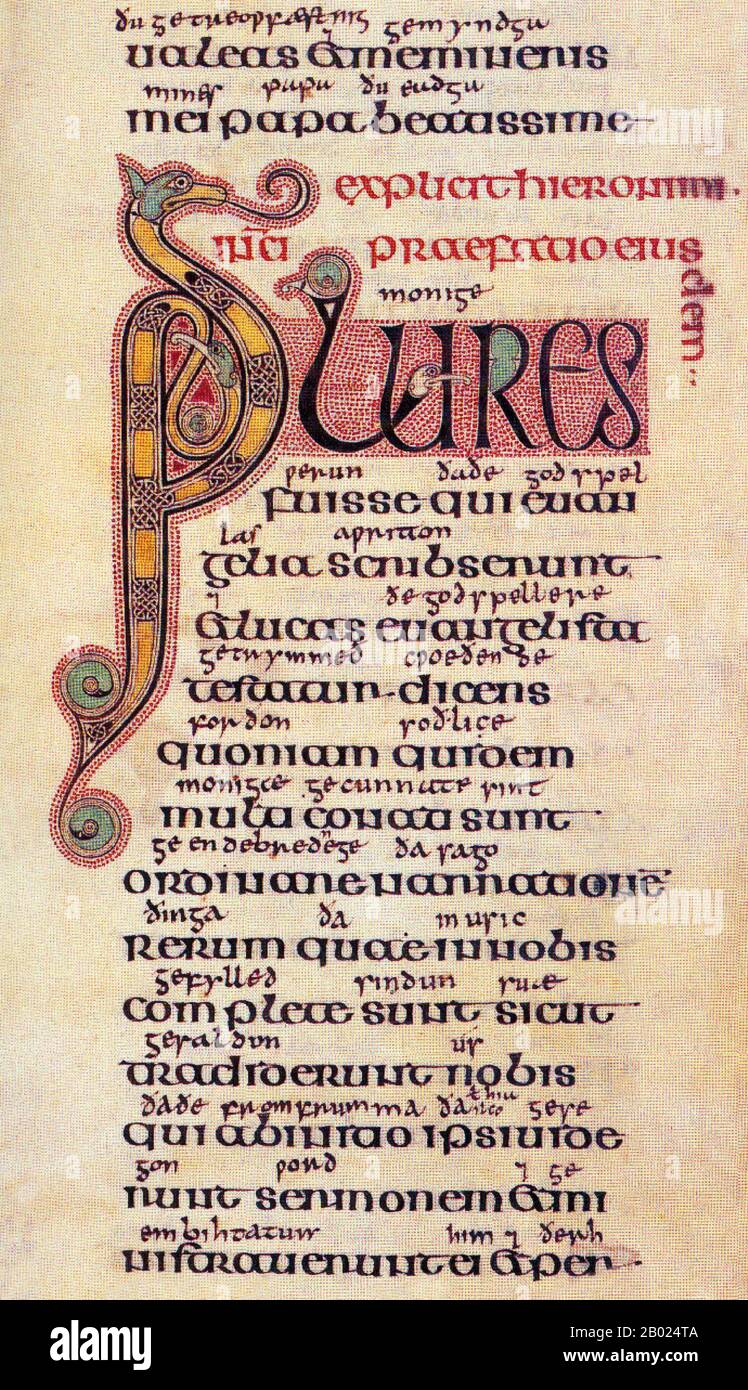 England/Vereinigtes Königreich: Lindisfarne Gospels, Lindisfarne (Heilige Insel), um 700 n. Chr. Folio 5 rückwärts (Detail). Die Lindisfarne Gospels sind ein illustriertes Manuskript-Gospelbuch, das um das Jahr 700 in einem Kloster auf der Insel Lindisfarne vor der Küste Northumberlands entstand. Sie ist heute in der British Library in London zu sehen. Das Manuskript ist eines der schönsten Werke im einzigartigen Stil der hibernosächsischen oder Insular-Kunst, das mediterrane, angelsächsische und keltische Elemente kombiniert. Die Lindisfarne-Evangelien sind vermutlich das Werk eines Mönchs namens Eadfrith, der 698 Bischof von Lindisfarne wurde. Stockfoto