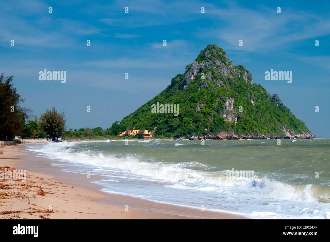 Thailand: Hat Ao Noi, Provinz Prachuap Khiri Khan. Hat Ao Noi bedeutet „kleiner Strand“, und diese Beschreibung beschreibt mehr oder weniger dieses ruhige Badeziel. Der Strand ist mit dem geschäftigeren Ao Prachuap im Süden verbunden und wird von einer Reihe von Casuarinas geschützt. Diese Bucht ist bei Joggern und Kinderwagen aus dem nahe gelegenen Prachuap Khiri Khan beliebt. Es gibt auch ein kleines Fischerdorf hier. Stockfoto