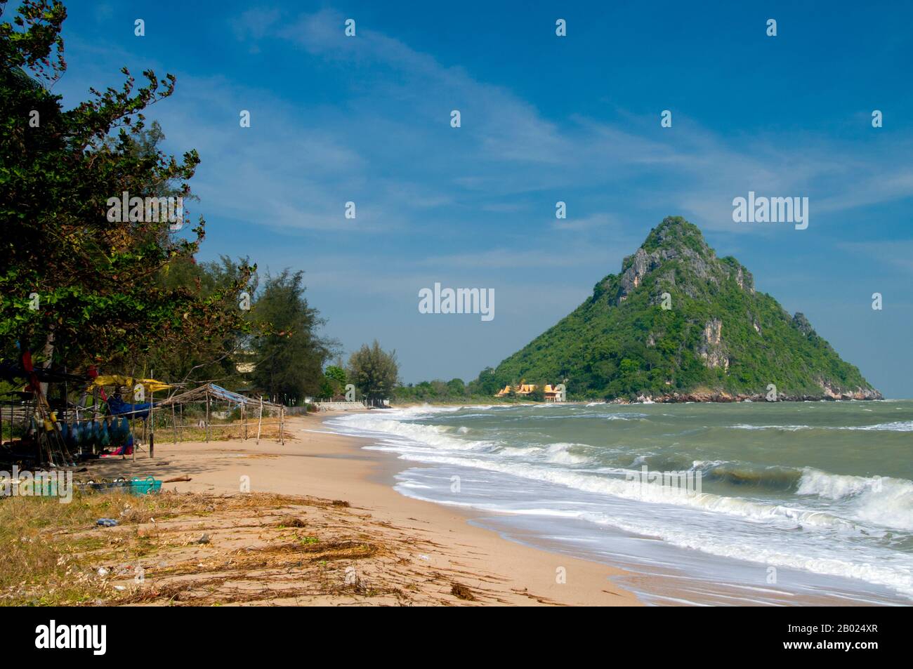 Thailand: Hat Ao Noi, Provinz Prachuap Khiri Khan. Hat Ao Noi bedeutet „kleiner Strand“, und diese Beschreibung beschreibt mehr oder weniger dieses ruhige Badeziel. Der Strand ist mit dem geschäftigeren Ao Prachuap im Süden verbunden und wird von einer Reihe von Casuarinas geschützt. Diese Bucht ist bei Joggern und Kinderwagen aus dem nahe gelegenen Prachuap Khiri Khan beliebt. Es gibt auch ein kleines Fischerdorf hier. Stockfoto