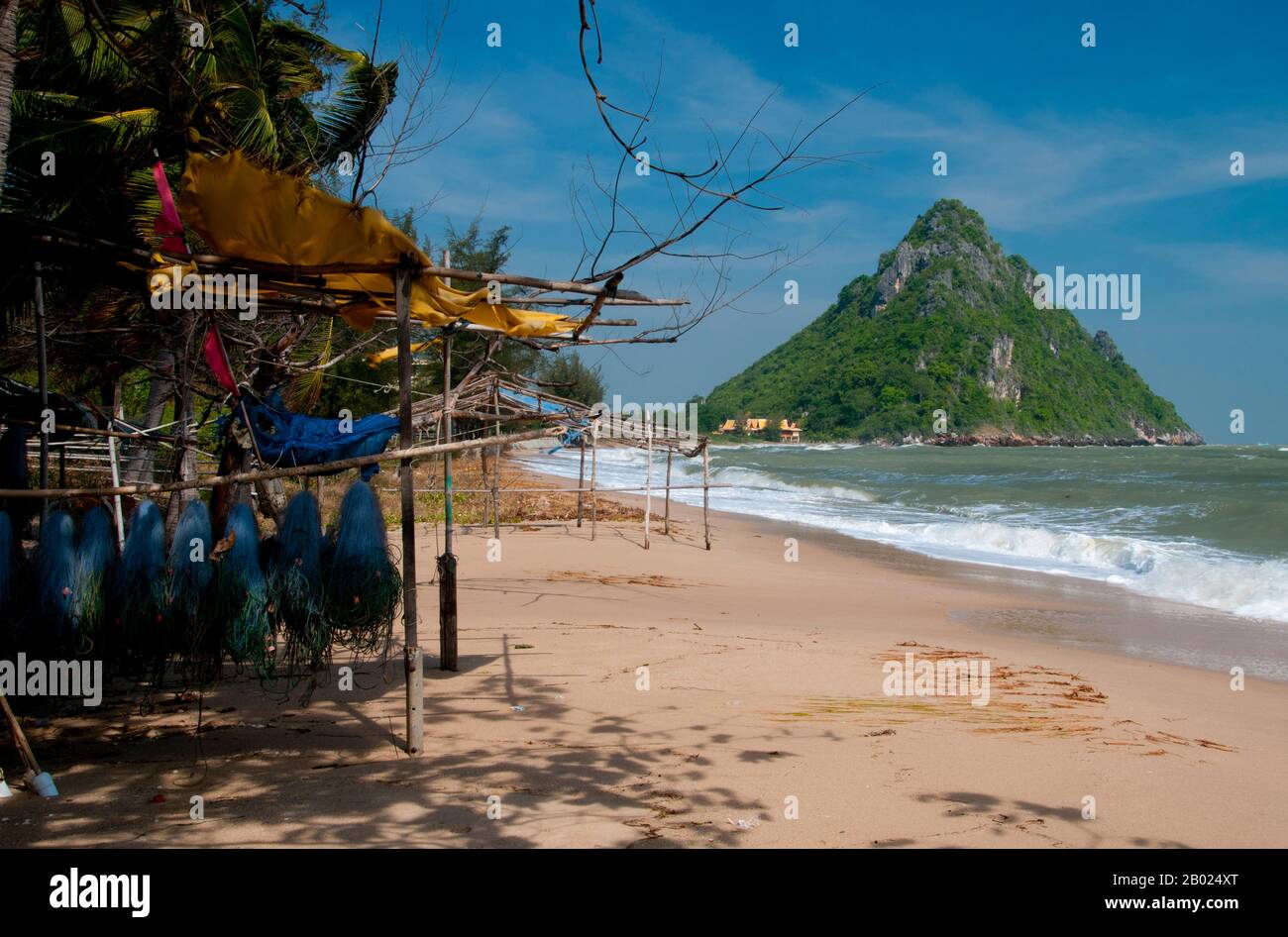 Thailand: Fischernetze hängen einsatzbereit, hat Ao Noi, Provinz Prachuap Khiri Khan. Hat Ao Noi bedeutet „kleiner Strand“, und diese Beschreibung beschreibt mehr oder weniger dieses ruhige Badeziel. Der Strand ist mit dem geschäftigeren Ao Prachuap im Süden verbunden und wird von einer Reihe von Casuarinas geschützt. Diese Bucht ist bei Joggern und Kinderwagen aus dem nahe gelegenen Prachuap Khiri Khan beliebt. Es gibt auch ein kleines Fischerdorf hier. Stockfoto