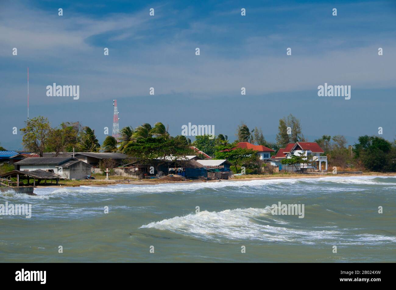 Thailand: Hat Ao Noi, Provinz Prachuap Khiri Khan. Hat Ao Noi bedeutet „kleiner Strand“, und diese Beschreibung beschreibt mehr oder weniger dieses ruhige Badeziel. Der Strand ist mit dem geschäftigeren Ao Prachuap im Süden verbunden und wird von einer Reihe von Casuarinas geschützt. Diese Bucht ist bei Joggern und Kinderwagen aus dem nahe gelegenen Prachuap Khiri Khan beliebt. Es gibt auch ein kleines Fischerdorf hier. Stockfoto
