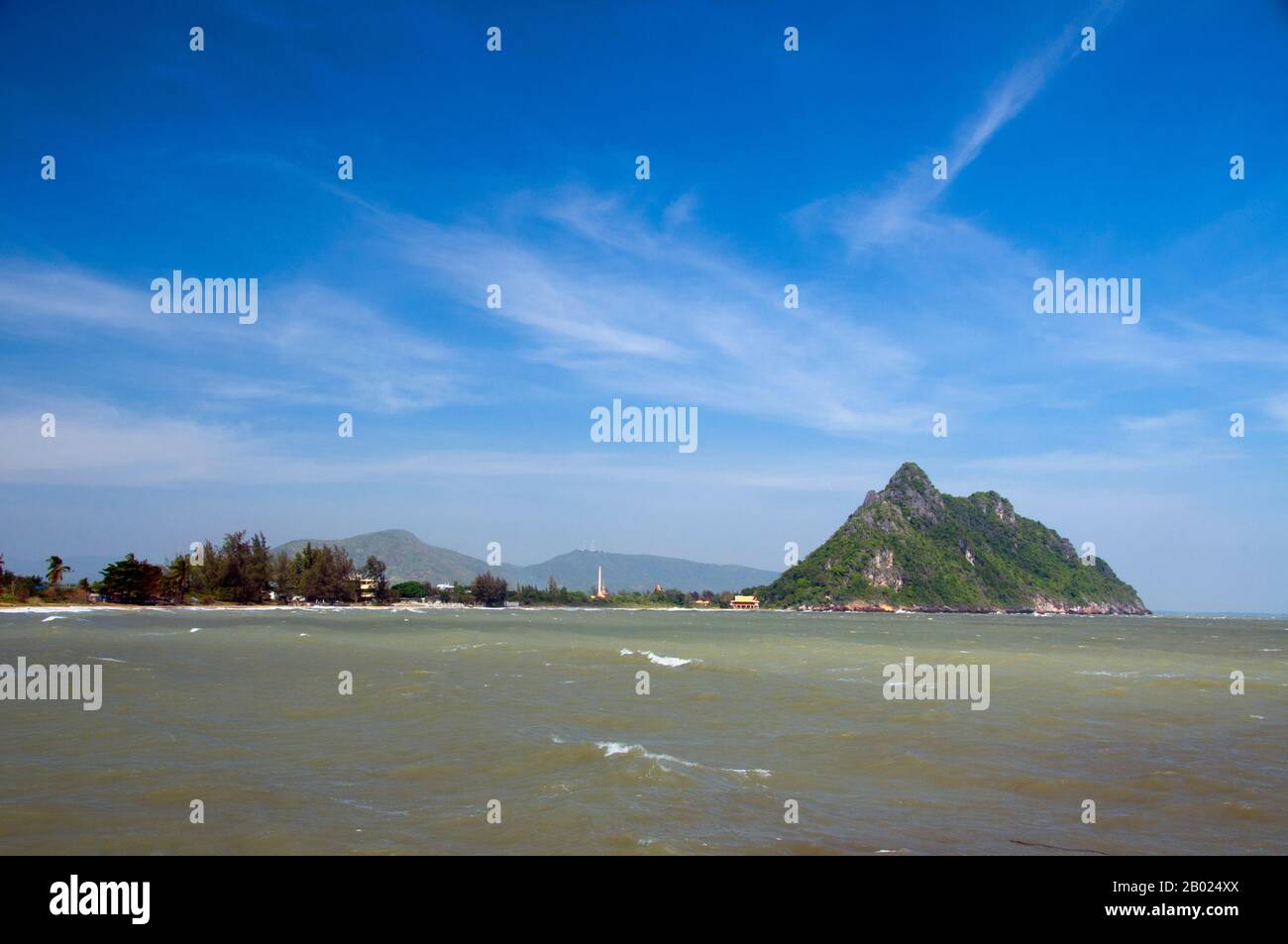 Thailand: Hat Ao Noi, Provinz Prachuap Khiri Khan. Hat Ao Noi bedeutet „kleiner Strand“, und diese Beschreibung beschreibt mehr oder weniger dieses ruhige Badeziel. Der Strand ist mit dem geschäftigeren Ao Prachuap im Süden verbunden und wird von einer Reihe von Casuarinas geschützt. Diese Bucht ist bei Joggern und Kinderwagen aus dem nahe gelegenen Prachuap Khiri Khan beliebt. Es gibt auch ein kleines Fischerdorf hier. Stockfoto