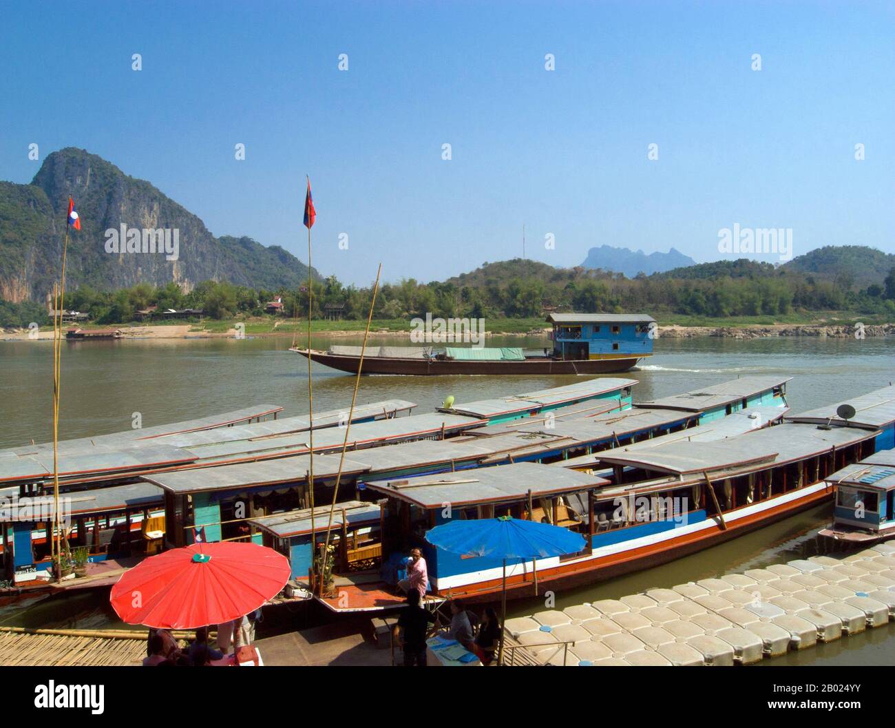 Der Fluss Mekong ist der 12. Längste Fluss der Welt. Von seiner Himalaya-Quelle auf der tibetischen Hochebene fließt er etwa 4.350 km (2.703 Meilen) durch Chinas Provinz Yunnan, Birma, Laos, Thailand, Kambodscha und Vietnam und zieht schließlich im Südchinesischen Meer ab. Der jüngste Bau von Wasserkraftdämmen am Fluss und seinen Zuflüssen hat den Wasserfluss während der Trockenzeit in Südostasien drastisch reduziert. Stockfoto