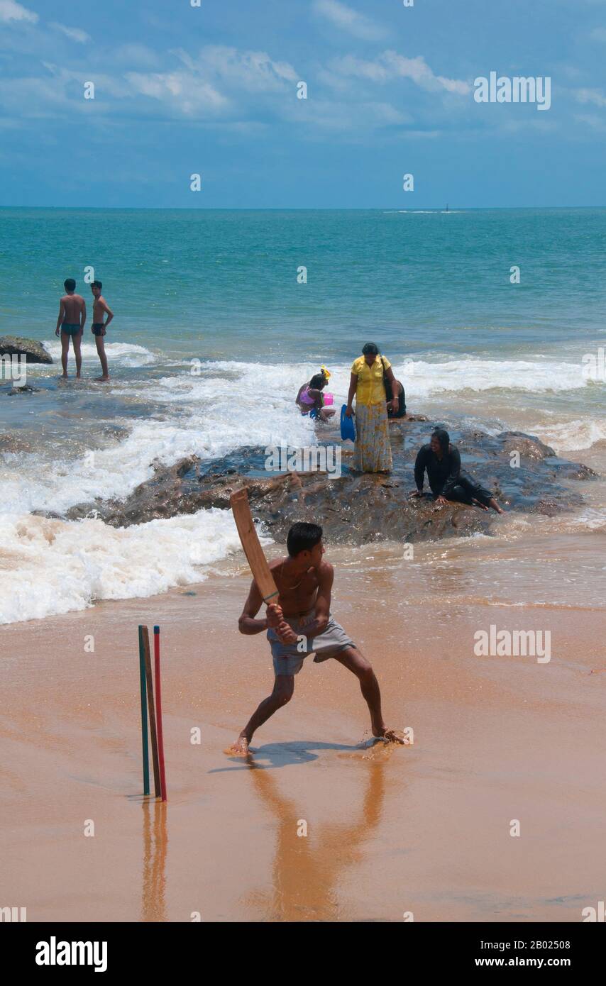 Cricket ist die beliebteste Sportart in Sri Lanka. Sri Lanka ist eine der zehn Nationen, die am Test-Cricket teilnehmen, und eine der fünf Nationen, die einen Cricket-Weltcup gewonnen haben. Cricket wird auf professionellem, semi-professionellem und entspannendem Niveau im Land gespielt und internationale Cricket-Spiele werden von einem großen Teil der Bevölkerung mit Interesse beobachtet. Cricket wurde zuerst von den Briten auf die Insel gebracht und soll dort erstmals um 1800 gespielt worden sein. Stockfoto