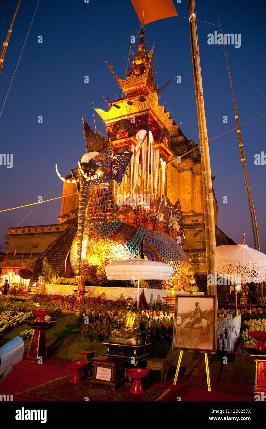 Wat Chedi Luang übersetzt wörtlich aus dem thailändischen als 'Monasterium des Großen Stupa'. Der Bau des Tempels begann Ende des 14. Jahrhunderts, als das Königreich Lan Na seinen Anfang nahm. König Saen Muang Ma (1385-1401) beabsichtigte es als Ort eines großen Reliquiars, um die Asche seines Vaters, König Ku Na (1355-85), zu verschönern. Heute ist es das Gelände der Lak Muang- oder Stadtsäule. Die jährliche Inthakin-Zeremonie findet innerhalb der Grenzen des Tempels statt. Chiang Mai (was 'neue Stadt' bedeutet), manchmal auch als 'Chiengmai oder 'Chiangmai' geschrieben, ist die größte und kulturhistorisch bedeutsamste Stadt im Norden Stockfoto