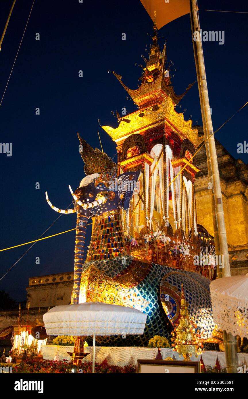 Wat Chedi Luang übersetzt wörtlich aus dem thailändischen als 'Monasterium des Großen Stupa'. Der Bau des Tempels begann Ende des 14. Jahrhunderts, als das Königreich Lan Na seinen Anfang nahm. König Saen Muang Ma (1385-1401) beabsichtigte es als Ort eines großen Reliquiars, um die Asche seines Vaters, König Ku Na (1355-85), zu verschönern. Heute ist es das Gelände der Lak Muang- oder Stadtsäule. Die jährliche Inthakin-Zeremonie findet innerhalb der Grenzen des Tempels statt. Chiang Mai (was 'neue Stadt' bedeutet), manchmal auch als 'Chiengmai oder 'Chiangmai' geschrieben, ist die größte und kulturhistorisch bedeutsamste Stadt im Norden Stockfoto