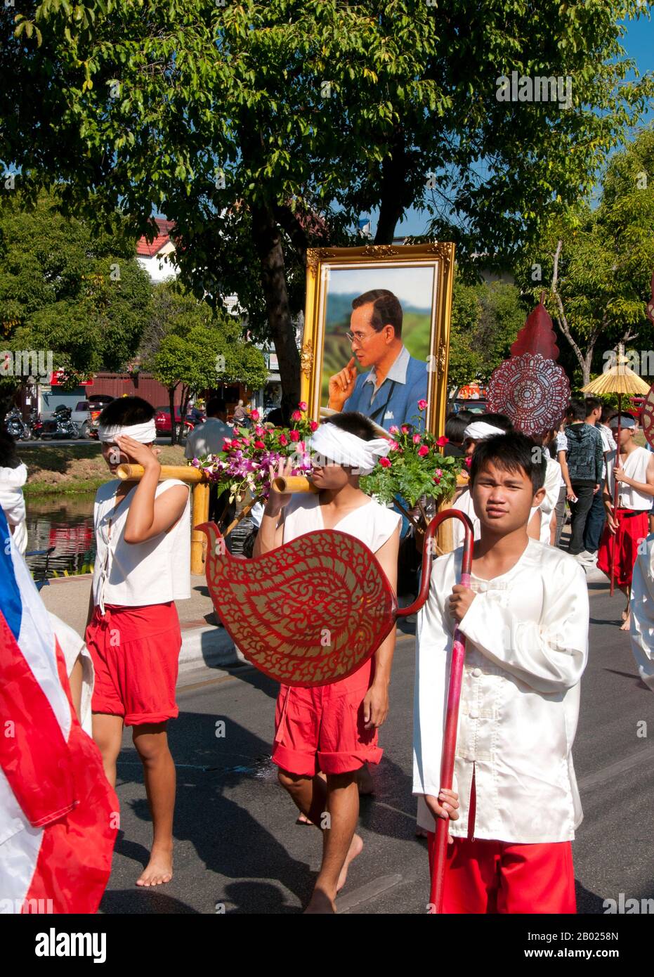 Thailand: Ein Porträt des Königs, Chiang Mai Flower Festival Parade, Chiang Mai, Nordthailand. Chiang Mai ist bekannt als „die Rose des Nordens“, aber sie blüht im Februar, gegen Ende der kühlen Jahreszeit. Jedes Jahr am ersten Wochenende im Februar wird das Chiang Mai Blumenfest eröffnet. Die Blumenbeete in den öffentlichen Bereichen der Stadt sind zu dieser Jahreszeit besonders schön. Überall gibt es wunderschöne Darstellungen von gelben und weißen Chrysanthemen und die Damaszener Rose, eine Sorte, die nur in Chiang Mai zu finden ist. Stockfoto