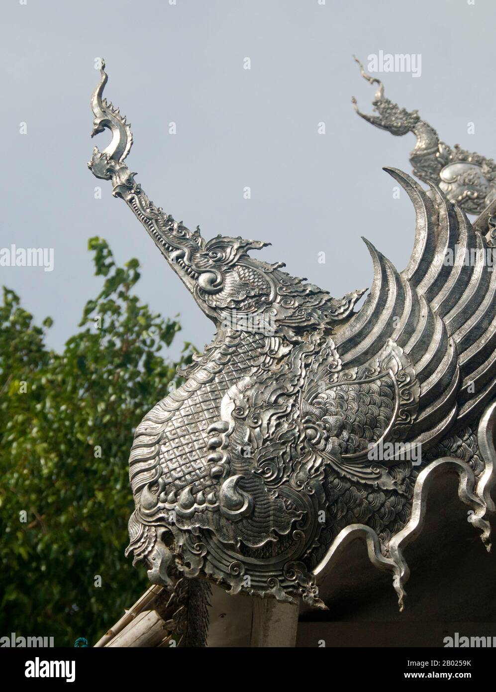Das alte Silberschmiedeviertel, das auf Baan Wua Lai (Dorf Der Gefleckten Kuh) zentriert ist, erstreckt sich auf beiden Seiten der Wua Lai Road, südlich von Chiang Mais Altstadt. Diese alteingesessene, wohlhabende Gemeinschaft von Kunsthandwerkern pflegt eine Tradition, die sich über zwei Jahrhunderte bis zur Wiedererrichtung von Chiang Mai durch Chao Kawila in den Jahren nach dem Jahr 1796 erstreckt. Silberschmiede wurden lange Zeit von südostasiatischen Königshöfen von Birma bis Java geschätzt und in hohem Ansehen gehalten, und in Zeiten, in denen das Königreich Lan Na keine Ausnahme war. Stockfoto