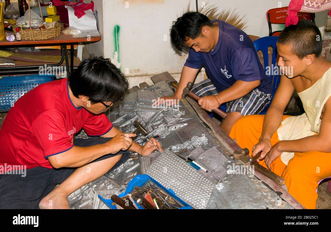 Das alte Silberschmiedeviertel, das auf Baan Wua Lai (Dorf Der Gefleckten Kuh) zentriert ist, erstreckt sich auf beiden Seiten der Wua Lai Road, südlich von Chiang Mais Altstadt. Diese alteingesessene, wohlhabende Gemeinschaft von Kunsthandwerkern pflegt eine Tradition, die sich über zwei Jahrhunderte bis zur Wiedererrichtung von Chiang Mai durch Chao Kawila in den Jahren nach dem Jahr 1796 erstreckt. Silberschmiede wurden lange Zeit von südostasiatischen Königshöfen von Birma bis Java geschätzt und in hohem Ansehen gehalten, und in Zeiten, in denen das Königreich Lan Na keine Ausnahme war. Stockfoto