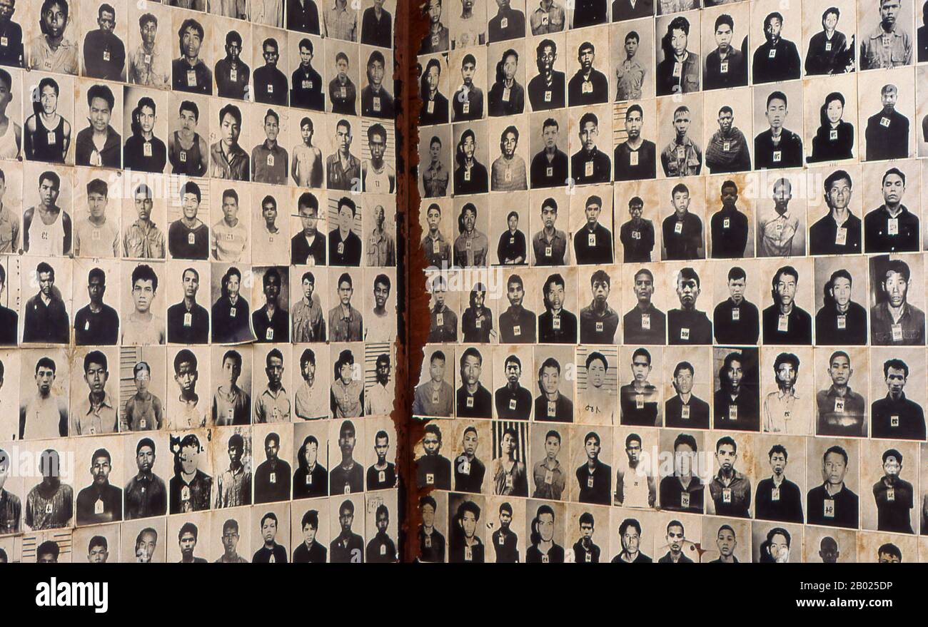 Tuol Sleng befindet sich in Phnom Penh, der Hauptstadt Kambodschas, und ist ein ehemaliges Gymnasium, das von dem kommunistischen Regime der Khmer Rouge von seinem Machtaufstieg 1975 bis zu seinem Sturz 1979 als berüchtigtes Sicherheitsgefängnis 21 (S-21) genutzt wurde. Schätzungsweise 17.000 Kambodschaner, darunter eine große Anzahl von Frauen und Kindern, wurden auf S-21 gefoltert, um Geständnisse zu geben und Komplizen für sogenannte Verbrechen gegen den Staat zu benennen. Viele der eigenen Kader der Khmer Rouge wurden bei Tuol Sleng getötet, nachdem sie von der Kommunistischen Partei gelöscht wurden. Es sind nur sieben Personen bekannt, die S-21 überlebt haben. Tuol Sleng bedeutet 'Hügel Stockfoto