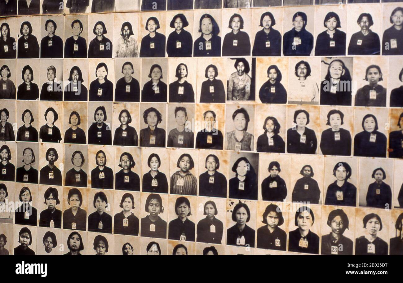 Tuol Sleng befindet sich in Phnom Penh, der Hauptstadt Kambodschas, und ist ein ehemaliges Gymnasium, das von dem kommunistischen Regime der Khmer Rouge von seinem Machtaufstieg 1975 bis zu seinem Sturz 1979 als berüchtigtes Sicherheitsgefängnis 21 (S-21) genutzt wurde. Schätzungsweise 17.000 Kambodschaner, darunter eine große Anzahl von Frauen und Kindern, wurden auf S-21 gefoltert, um Geständnisse zu geben und Komplizen für sogenannte Verbrechen gegen den Staat zu benennen. Viele der eigenen Kader der Khmer Rouge wurden bei Tuol Sleng getötet, nachdem sie von der Kommunistischen Partei gelöscht wurden. Es sind nur sieben Personen bekannt, die S-21 überlebt haben. Tuol Sleng bedeutet 'Hügel Stockfoto