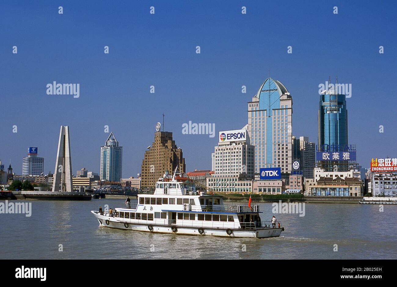 China: Kreuzfahrtschiff auf einem nebeligen Huangpu Fluss (Blick in Richtung Suzhou Creek), Shanghai, 2000. Shanghai begann sein Leben als Fischerdorf und später als Hafen, in dem Waren den Yangzi River hinunter transportiert wurden. Ab 1842 eröffneten die Briten nach dem Ersten Opiumkrieg in Shanghai eine „Konzession“, in der Drogenhändler und andere Händler ungestört operieren konnten. Franzosen, Italiener, Deutsche, Amerikaner und Japaner folgten. In den 1920er und 1930er Jahren war Shanghai eine Boom-Stadt und ein internationales Synonym für Zerstreuung. Stockfoto