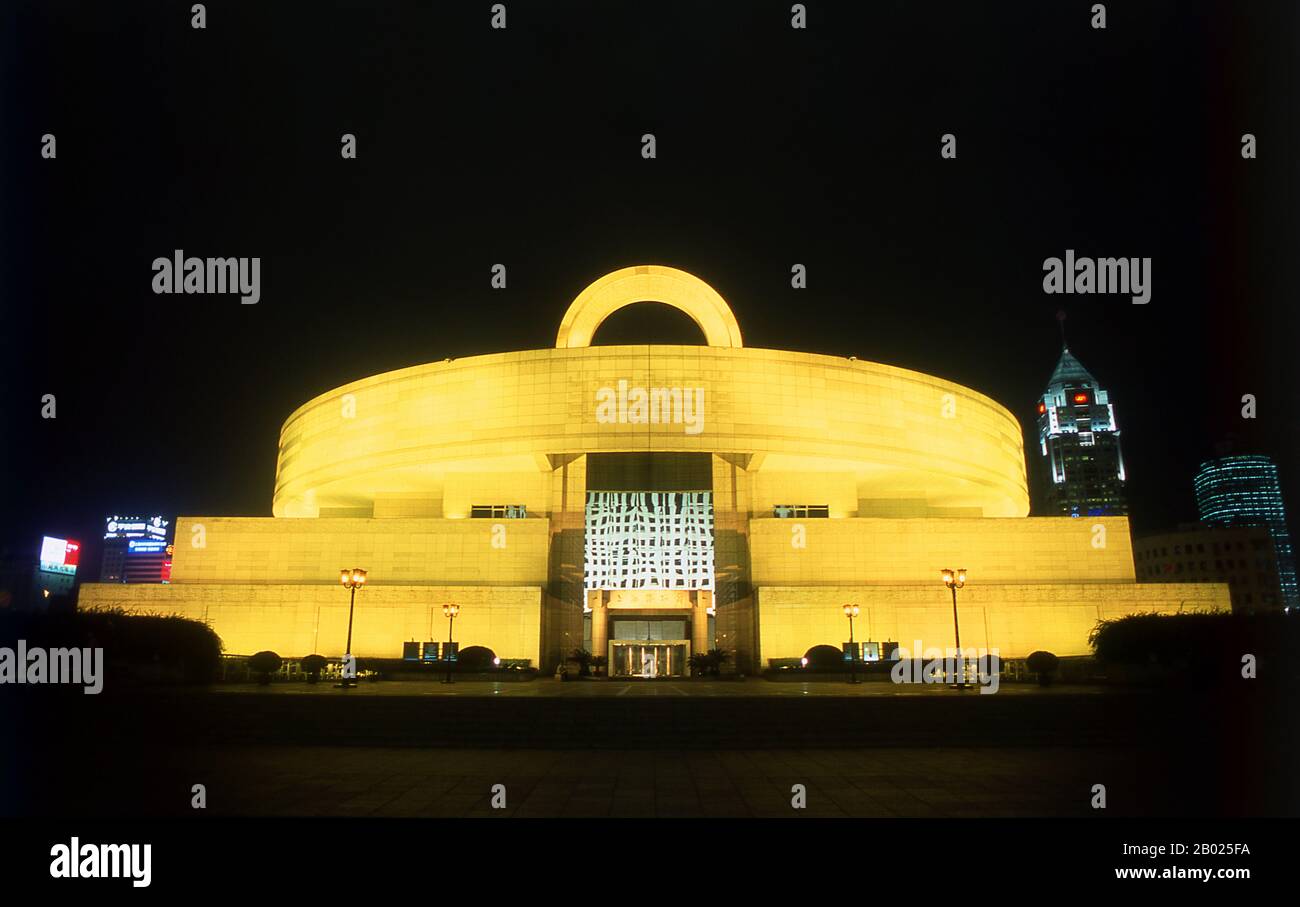 China: Shanghai Museum (Shanghai Bowuguan) im People's Park (Renmin Gongyuan) mit umliegenden Wolkenkratzern, Shanghai. Das Shanghai Museum beherbergt mehr als 120.000 Artefakte, die fast fünf Jahrtausende andauernder chinesischer Zivilisation repräsentieren. Das Gebäude wurde vom Shanghai-Architekten Xing Tonghe entworfen, um ein Ding oder ein altes dreibeiniges Bronzeschiff darzustellen. Es enthält auch die heilige Geometrie des Yuanqiu, den kreisrunden Altar im Tempel des Himmels (Tiantan) in Peking, mit einer quadratischen Basis (die Erde darstellt), die von einem kreisförmigen Überbau (der den Himmel darstellt) überragt wird. Stockfoto