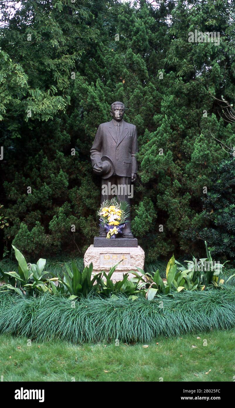 China: Statue von Zhou Enlai (5. März 1898 bis 8. Januar 1976), Zhou Enlai Residence, Shanghai. Zhou Enlai (Chou EN-lai) war der erste Premierminister der Volksrepublik China und diente von Oktober 1949 bis zu seinem Tod im Januar 1976. Zhou war maßgeblich am Aufstieg der Kommunistischen Partei an die Macht und später an der Entwicklung der chinesischen Wirtschaft und der Umstrukturierung der chinesischen Gesellschaft beteiligt. Shanghai begann sein Leben als Fischerdorf und später als Hafen, in dem Waren den Yangzi River hinunter transportiert wurden. Ab 1842, nach dem Ersten Opiumkrieg, eröffneten die Briten eine „Konzession“. Stockfoto