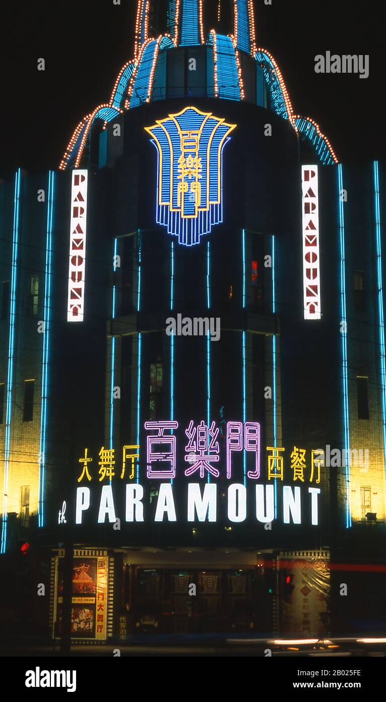 Die Paramount, die im Art Deco Stil von dem Architekten S. J. Young (楊錫謬 Yáng Xīmiù, 1899-1978) entworfen wurde, wurde 1933 von einer Gruppe chinesischer Bankiers fertiggestellt. Es lag abseits Der Bubbbling Well Road (heute Nanjing West Road), einer großen Unterhaltungsstraße und war ein Treffpunkt für die wohlhabende Elite der Shanghaier Gesellschaft. Der Ballsaal dauerte unter seinen ursprünglichen Eigentümern, bevor er 1936 in Konkurs ging. 1937 wurde sie in eine Taxi-Tanzhalle mit chinesischen Tanzhostessen umgebaut, die es bis 1949 blieb. Shanghai begann das Leben als Fischerdorf, später als Hafen, der Waren erhielt, wurde Th Stockfoto